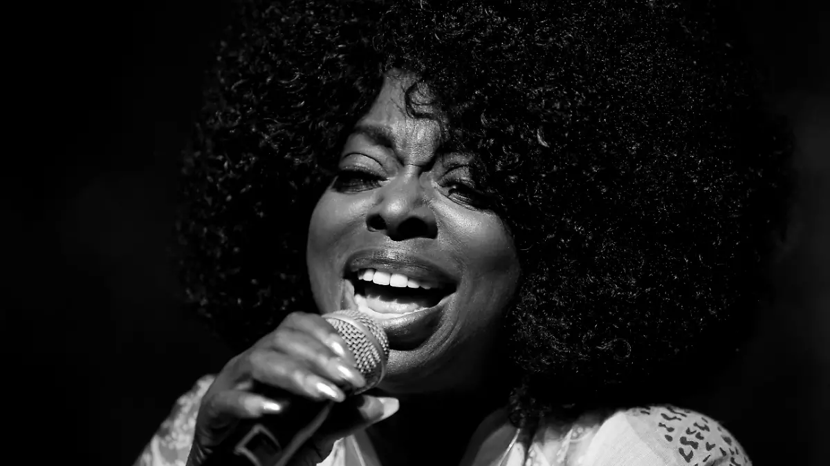 Sängerin Angie Stone bei einem Konzert im Jahr 2018
