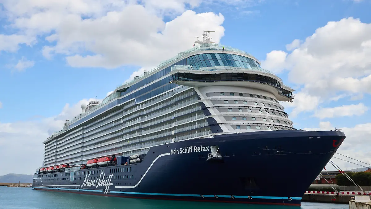 Die Mein Schiff Relax liegt am Pier.