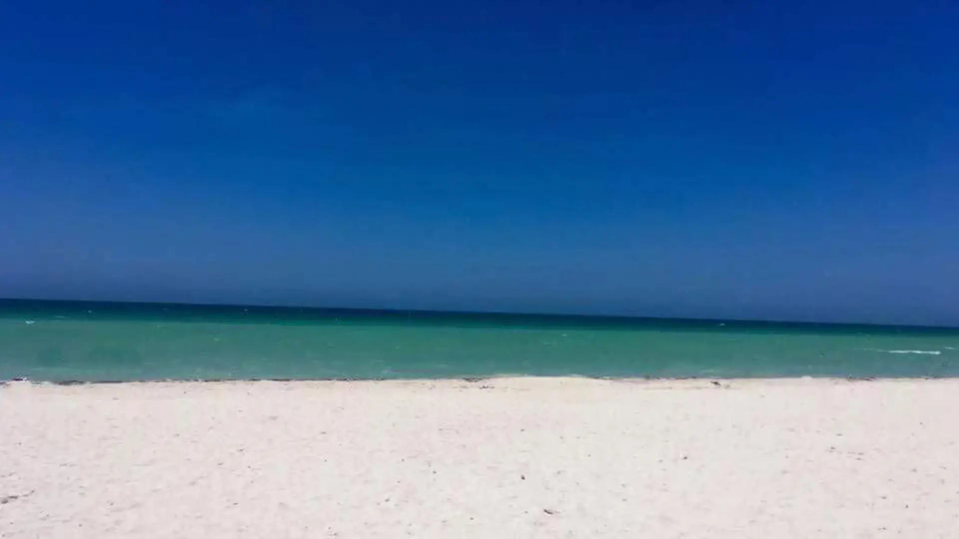 Eine Tür oder ein Strand? Bild splatet das Netz