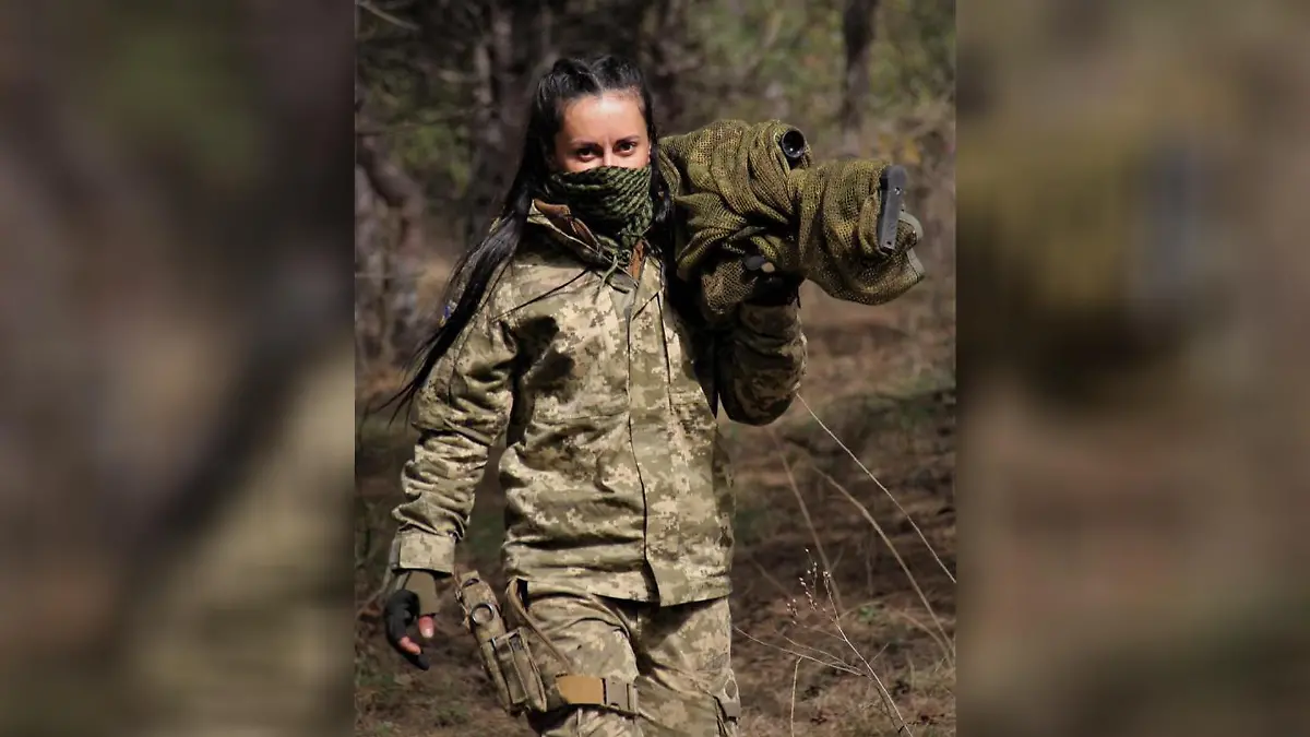 Heldin des modernen Krieges: Ukrainische Scharfschützin "Charcoal" wird vom ukrainischen Militär gefeiert.