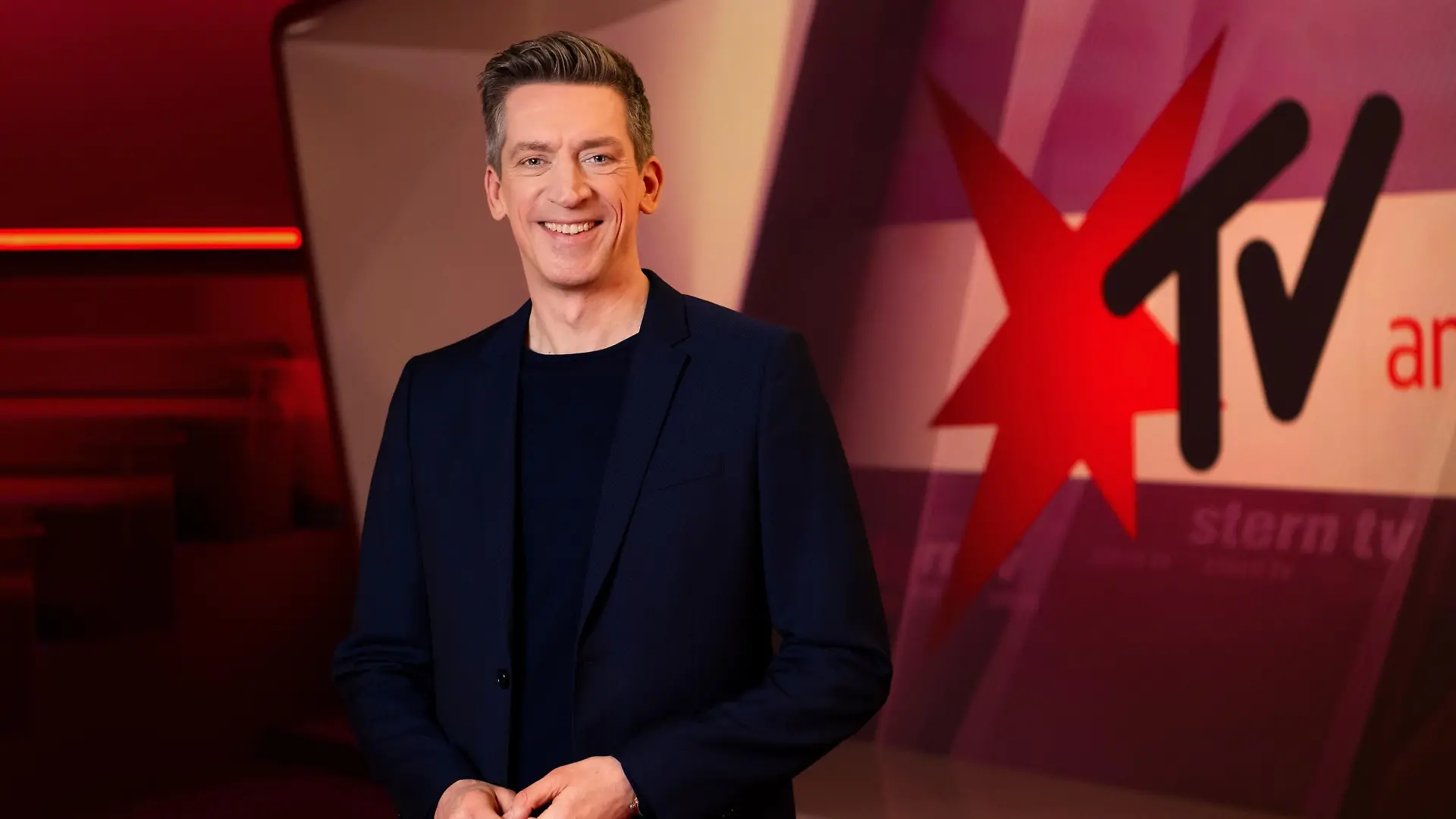 Steffen Hallaschka im Studio von stern TV