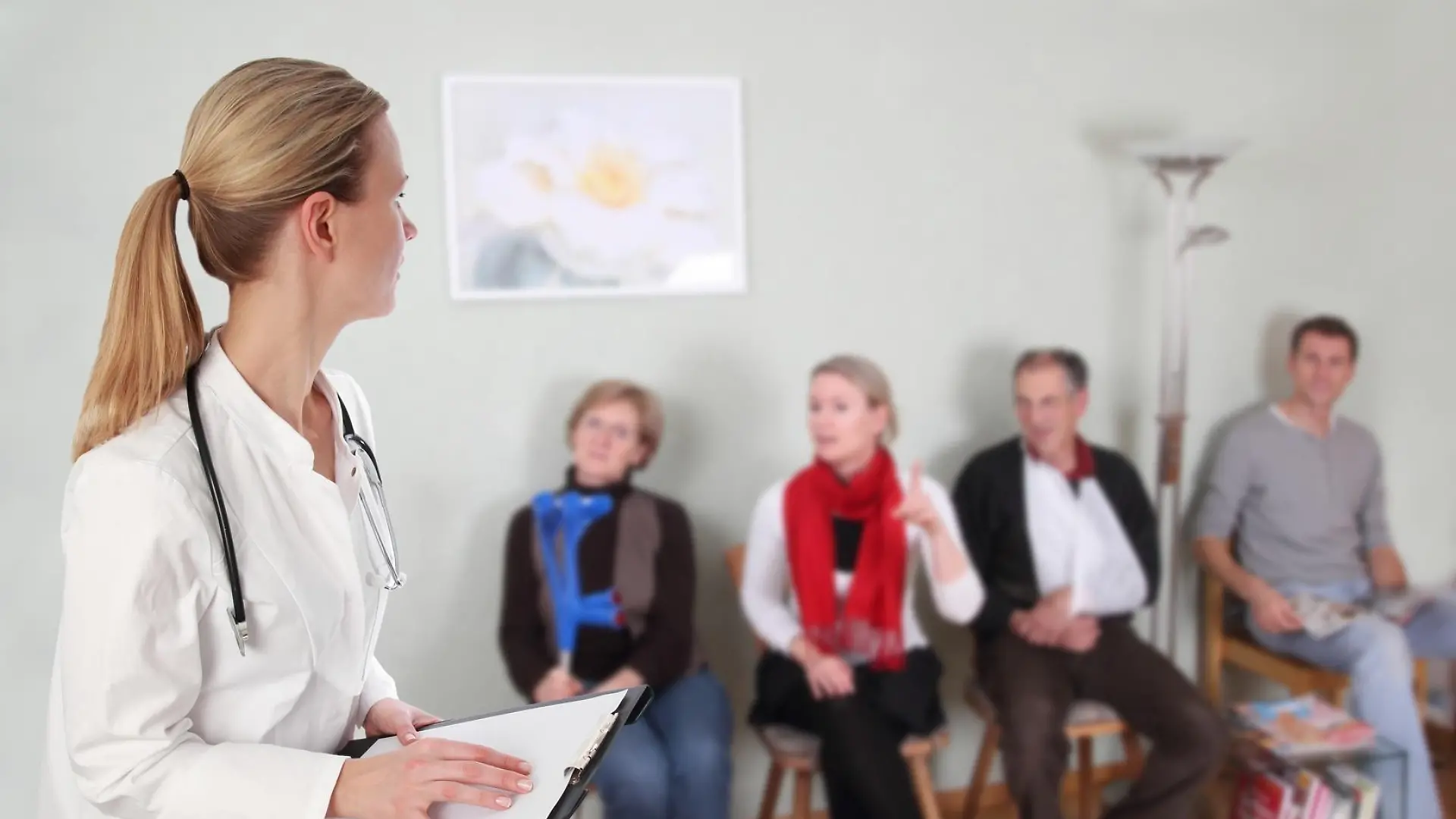 Ãärztin im Wartezimmer mit Patienten