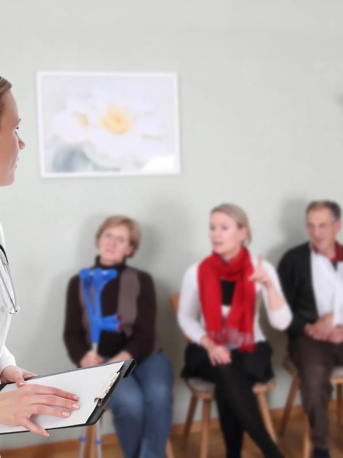 Ãärztin im Wartezimmer mit Patienten