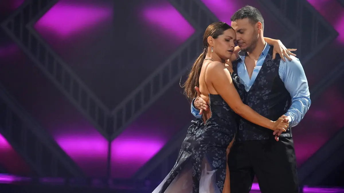 Osan Yaran und Christina Hänni tanzen Tango.