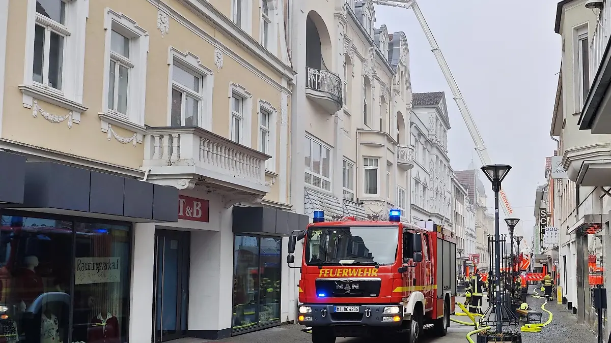 Ein Toter bei Brand in Mehrfamilienhaus in Bad Oeynhausen.
