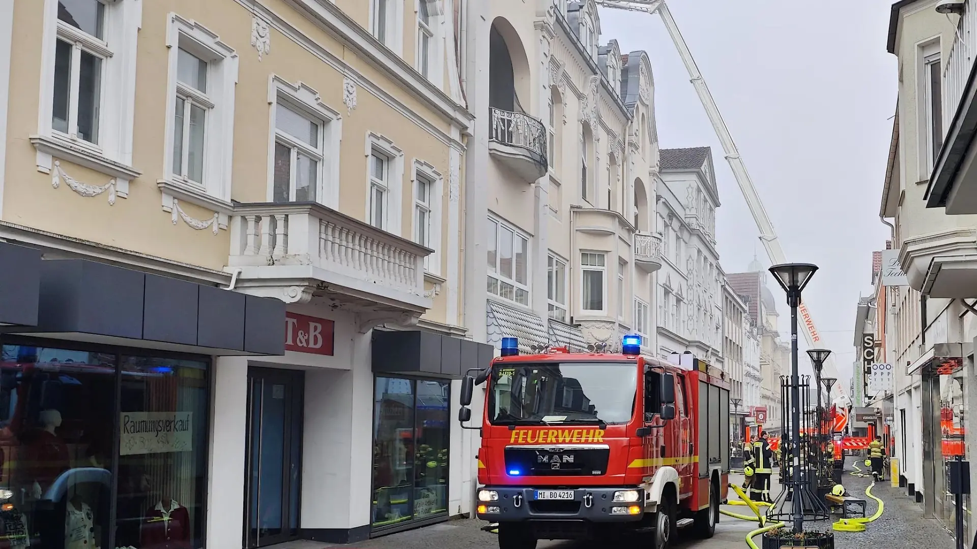 Ein Toter bei Brand in Mehrfamilienhaus in Bad Oeynhausen.