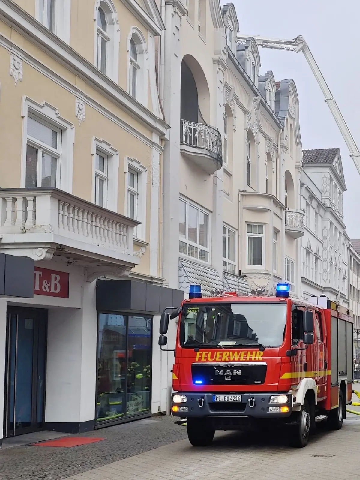 Bild zu: "Mann (37) stirbt bei Brand in Mehrfamilienhaus"
