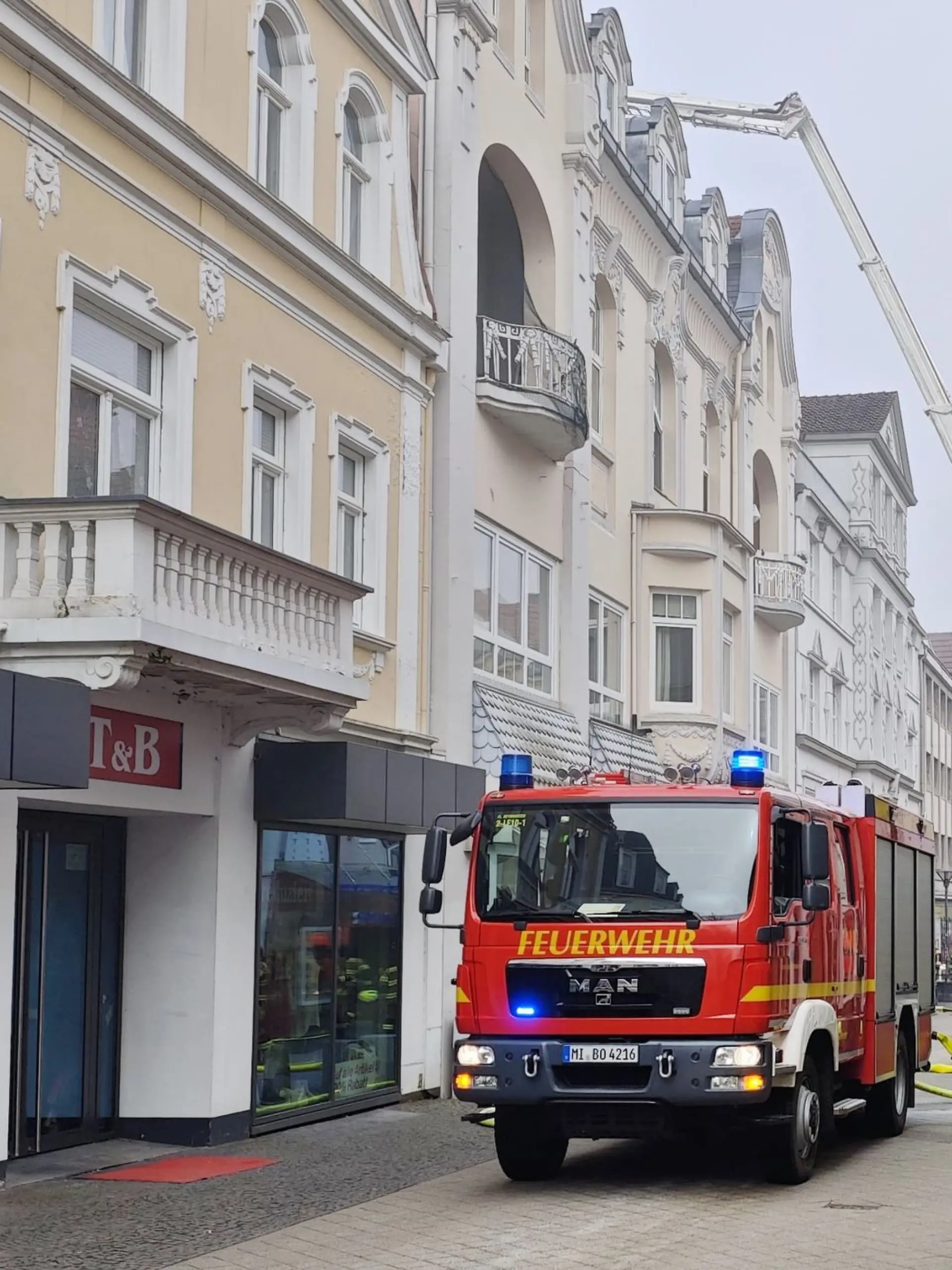 Bild zu: "Mann (37) stirbt bei Brand in Mehrfamilienhaus"