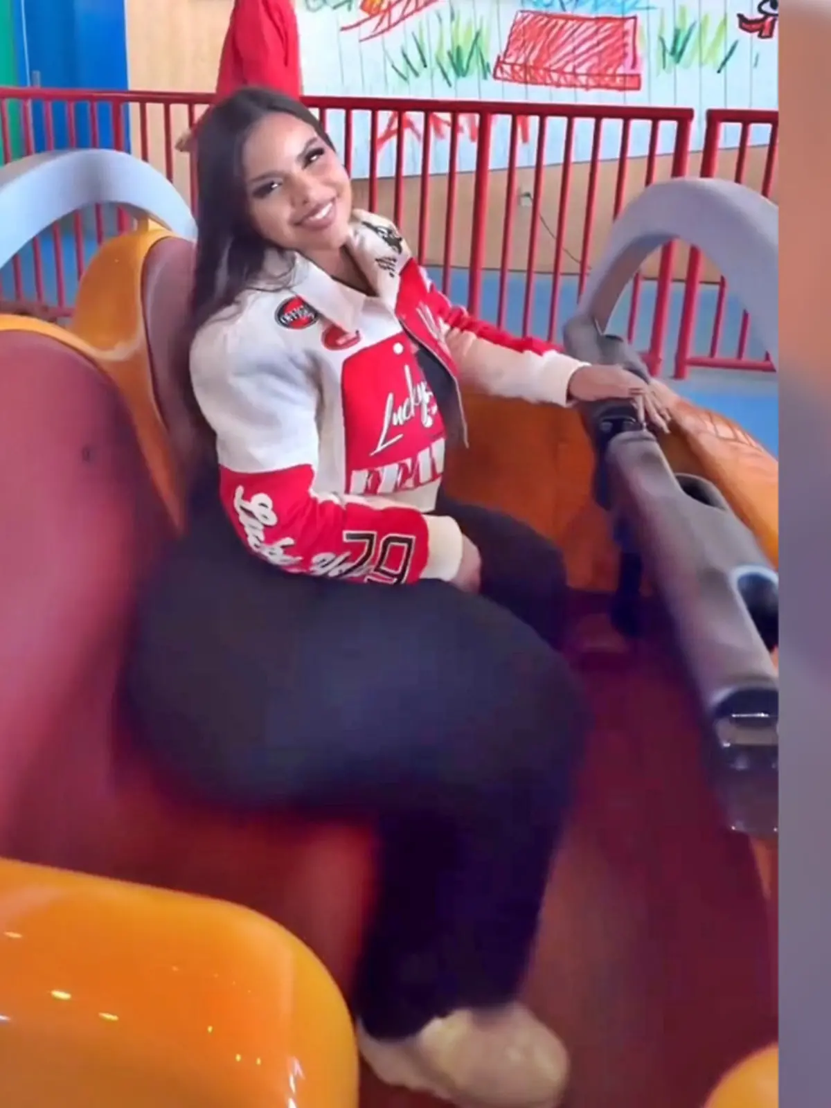 Bild zu: "Curvy-Model braucht zwei Sitze in Achterbahn"