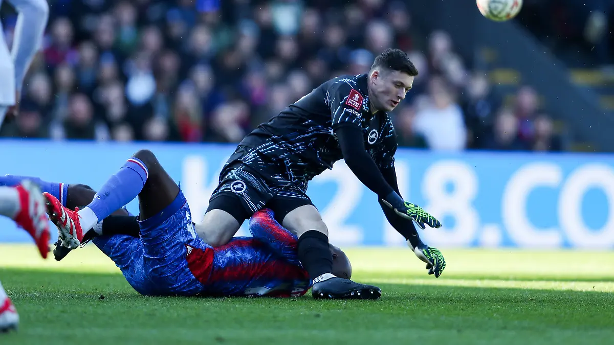  Jean-Philippe Mateta wird von Millwall-Torhüter Liam Roberts brutal umgetreten.