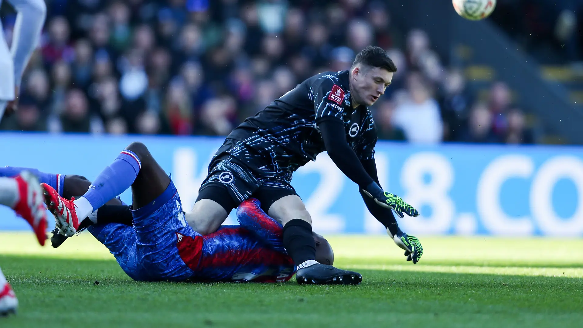 Jean-Philippe Mateta wird von Millwall-Torhüter Liam Roberts brutal umgetreten.