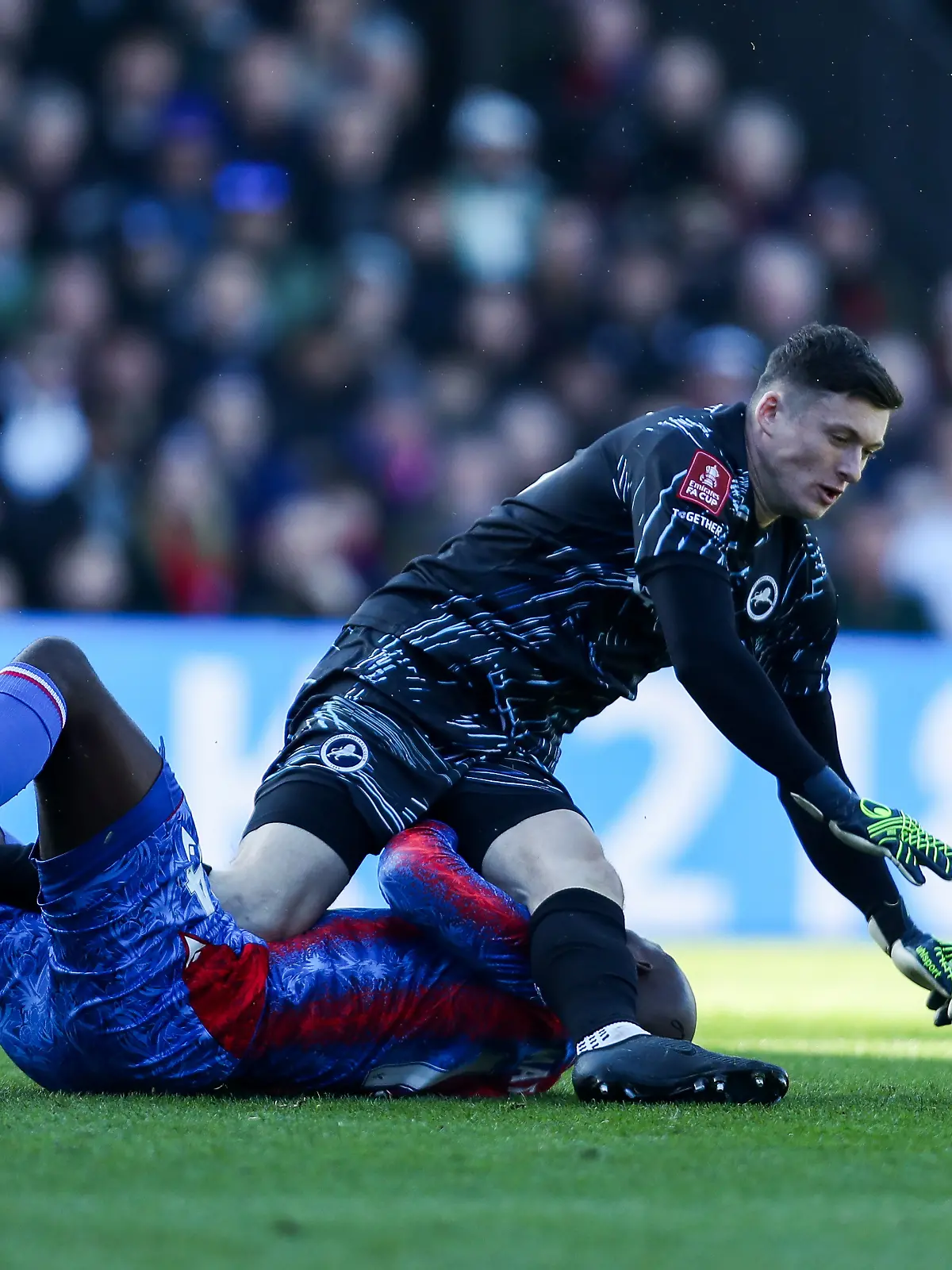  Jean-Philippe Mateta wird von Millwall-Torhüter Liam Roberts brutal umgetreten.
