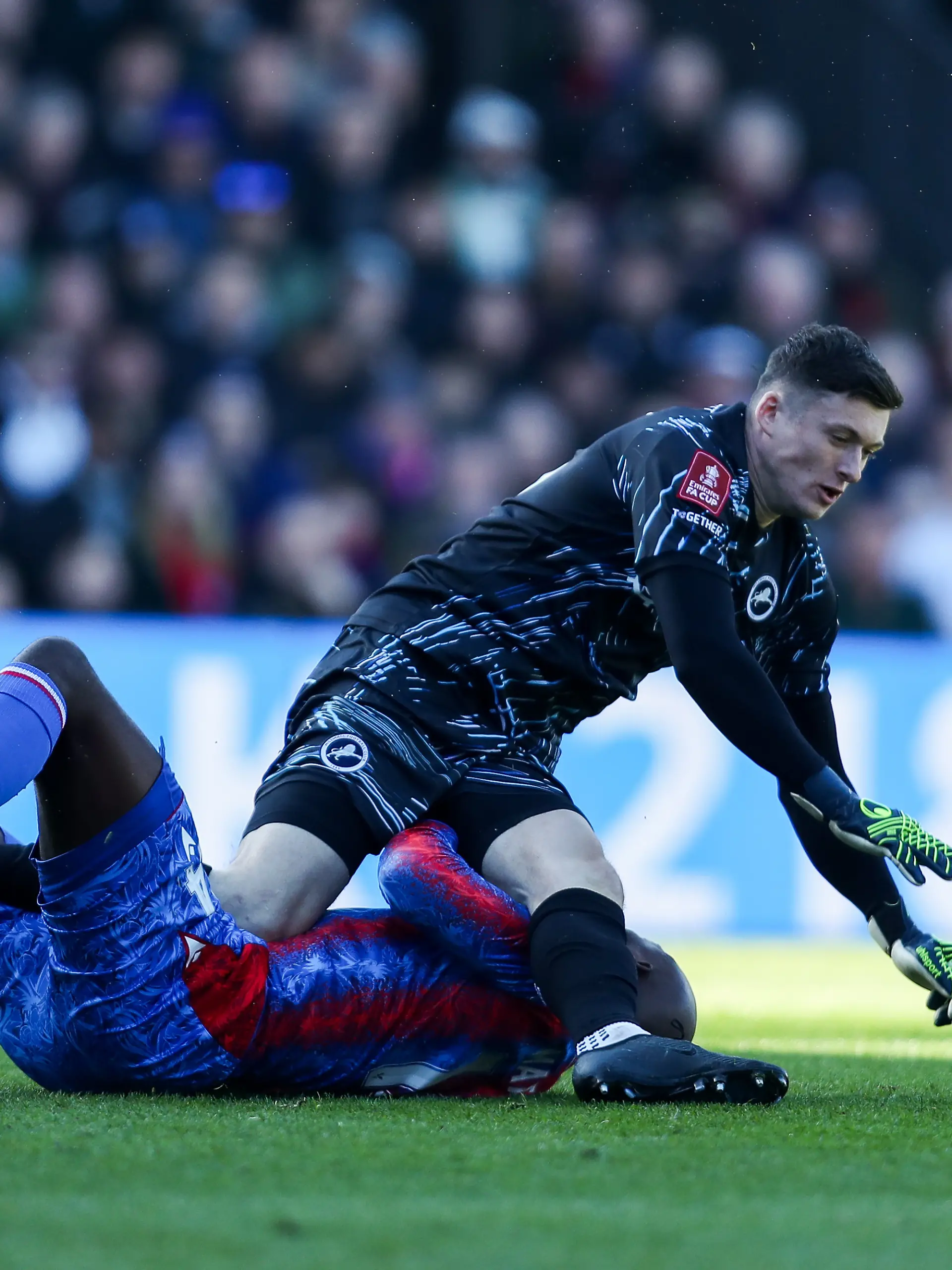  Jean-Philippe Mateta wird von Millwall-Torhüter Liam Roberts brutal umgetreten.