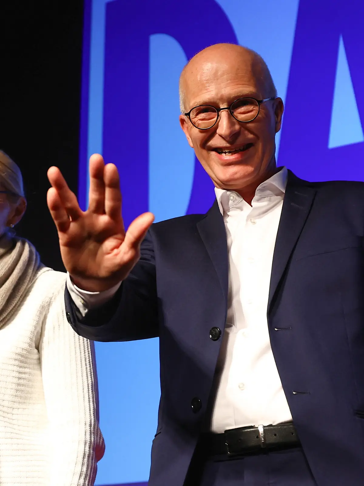 Bild zu: "Darum feiert Peter Tschentscher den Wahlerfolg mit diesem galaktischen Gruß"