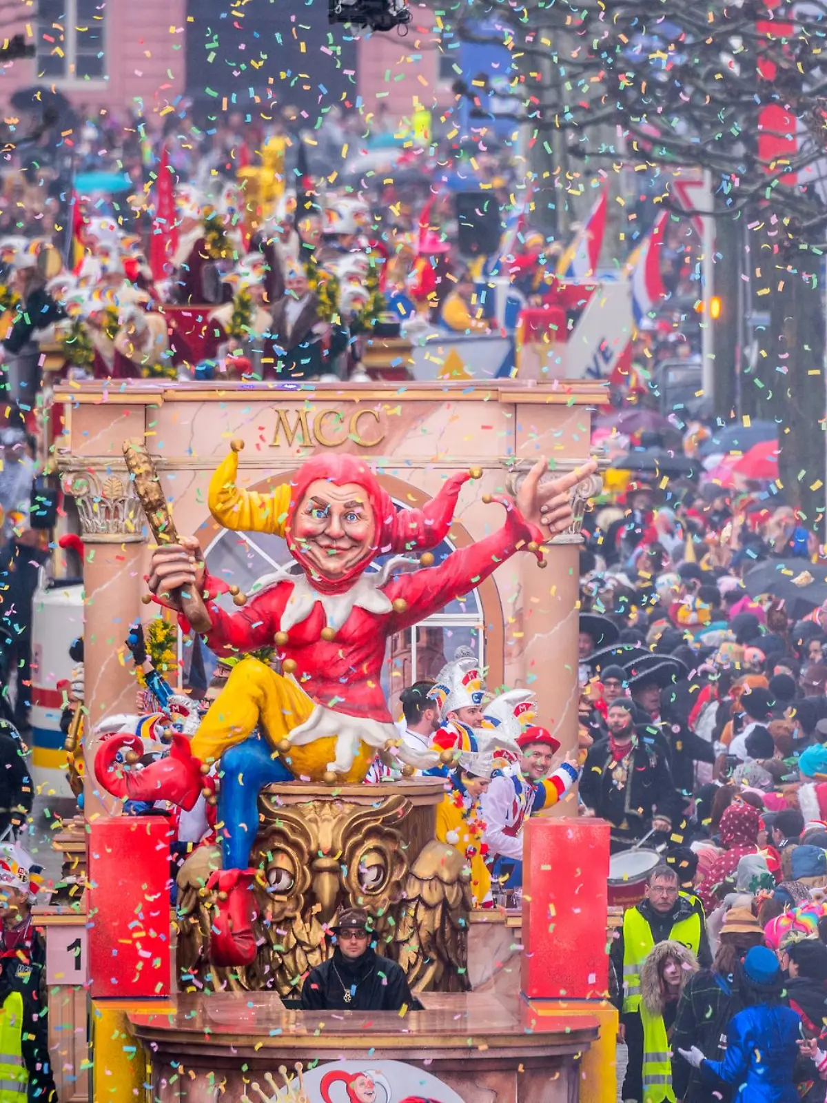 Bild zu: "Explosion bei Karnevalsumzug – elf Personen verletzt"