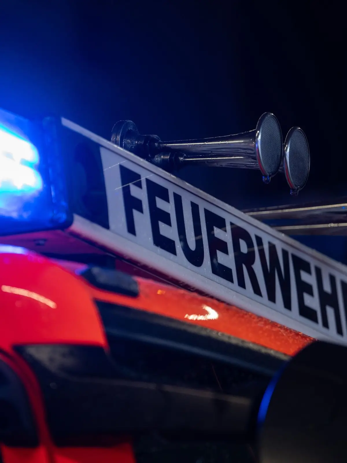 Bild zu: "21-Jähriger rettet Mann aus brennendem Wohnwagen"