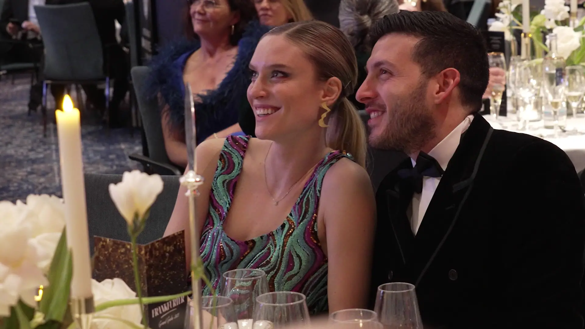 Kim Hnizdo und ihr neuer Partner Lior Beno Rosen turteln verliebt bei der „The Frankfurter”-Gala 2025. 