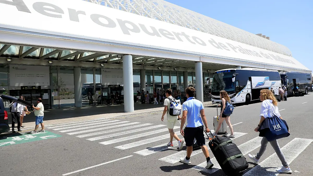 Reisende gehen am Flughafen von Mallorca.