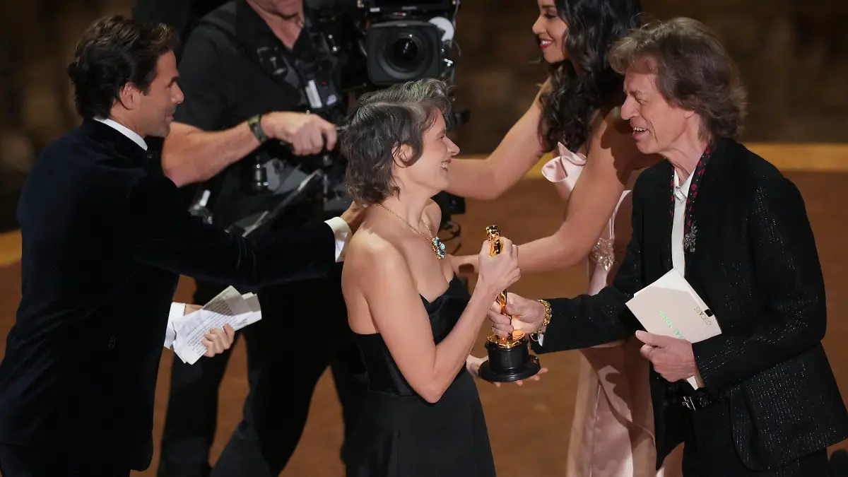 Mick Jagger (r.) übergibt den Oscar für den besten Original-Song an Camille für „El Mal” 