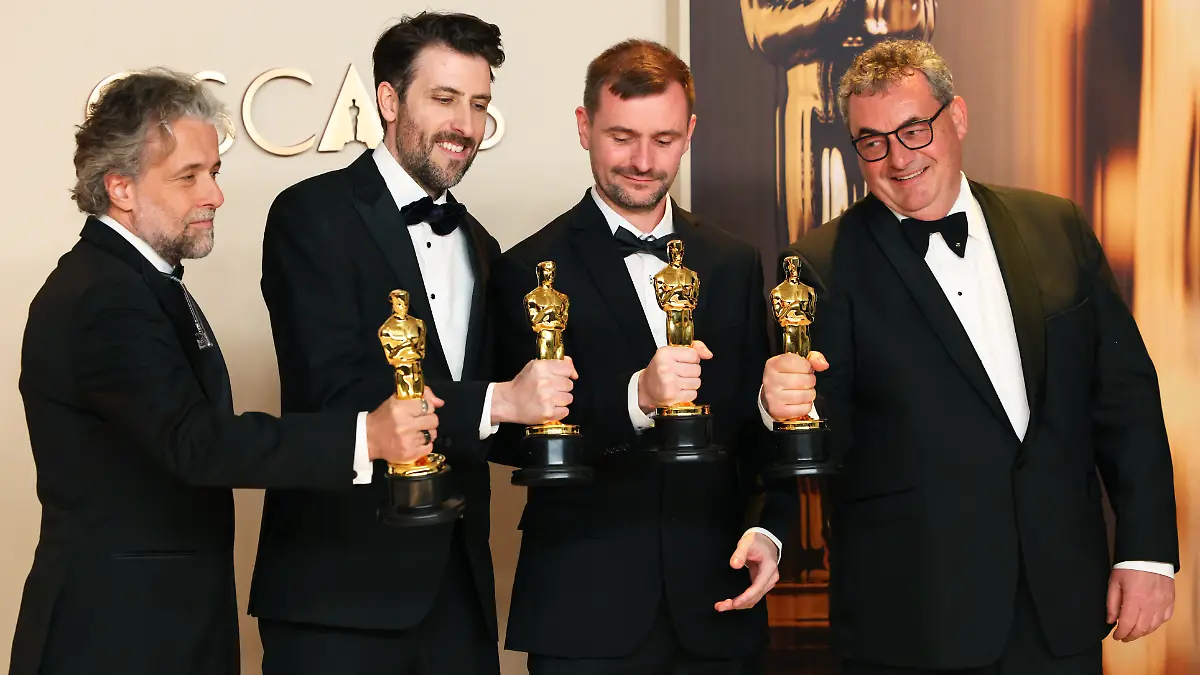 Paul Lambert, Stephen James, Rhys Salcombe und Gerd Nefzer (v.l.n.r.) freuen sich über ihren Oscar für ihre Arbeit an „Dune: Part Two”