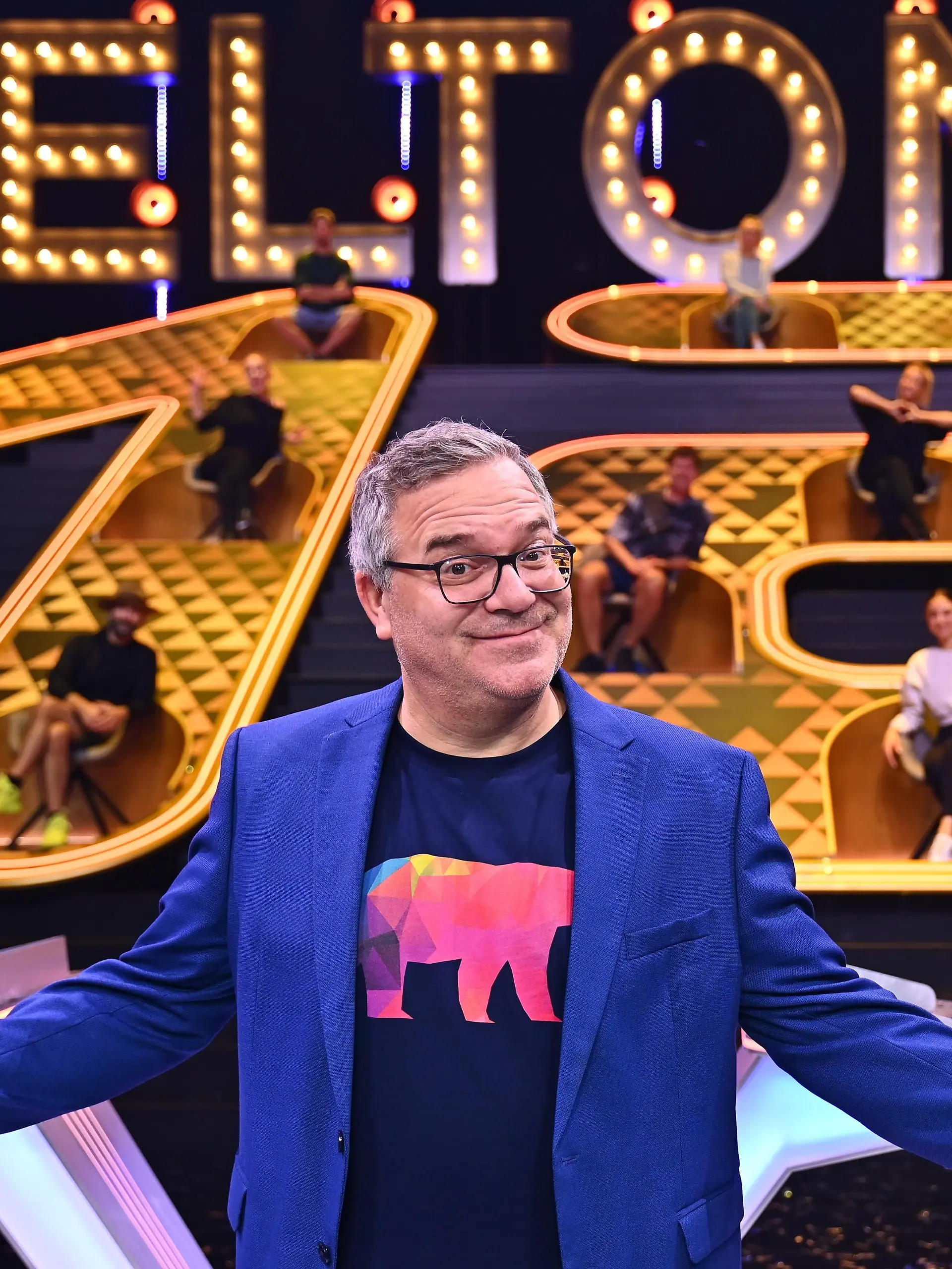 Elton begrüßt 12 Let´s Dance Stars zum Duell.