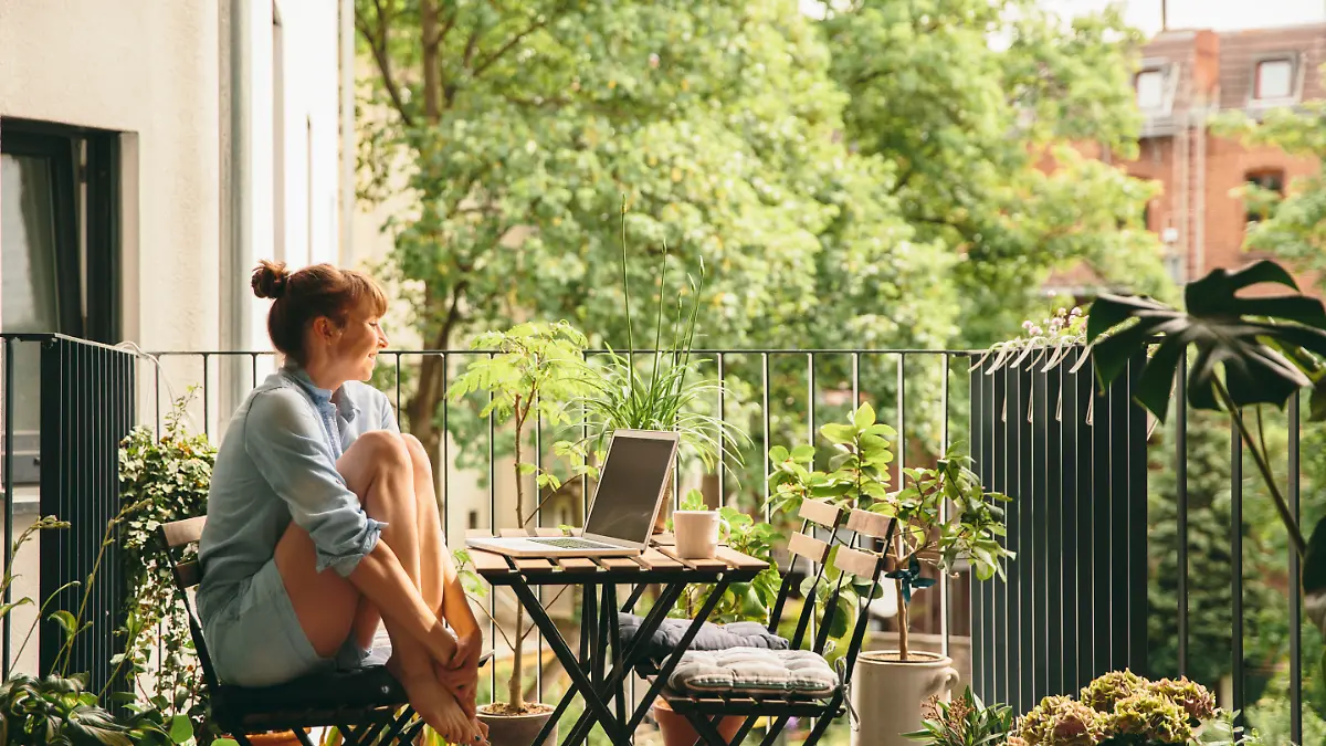 Frau sitzt auf dem Balkon 