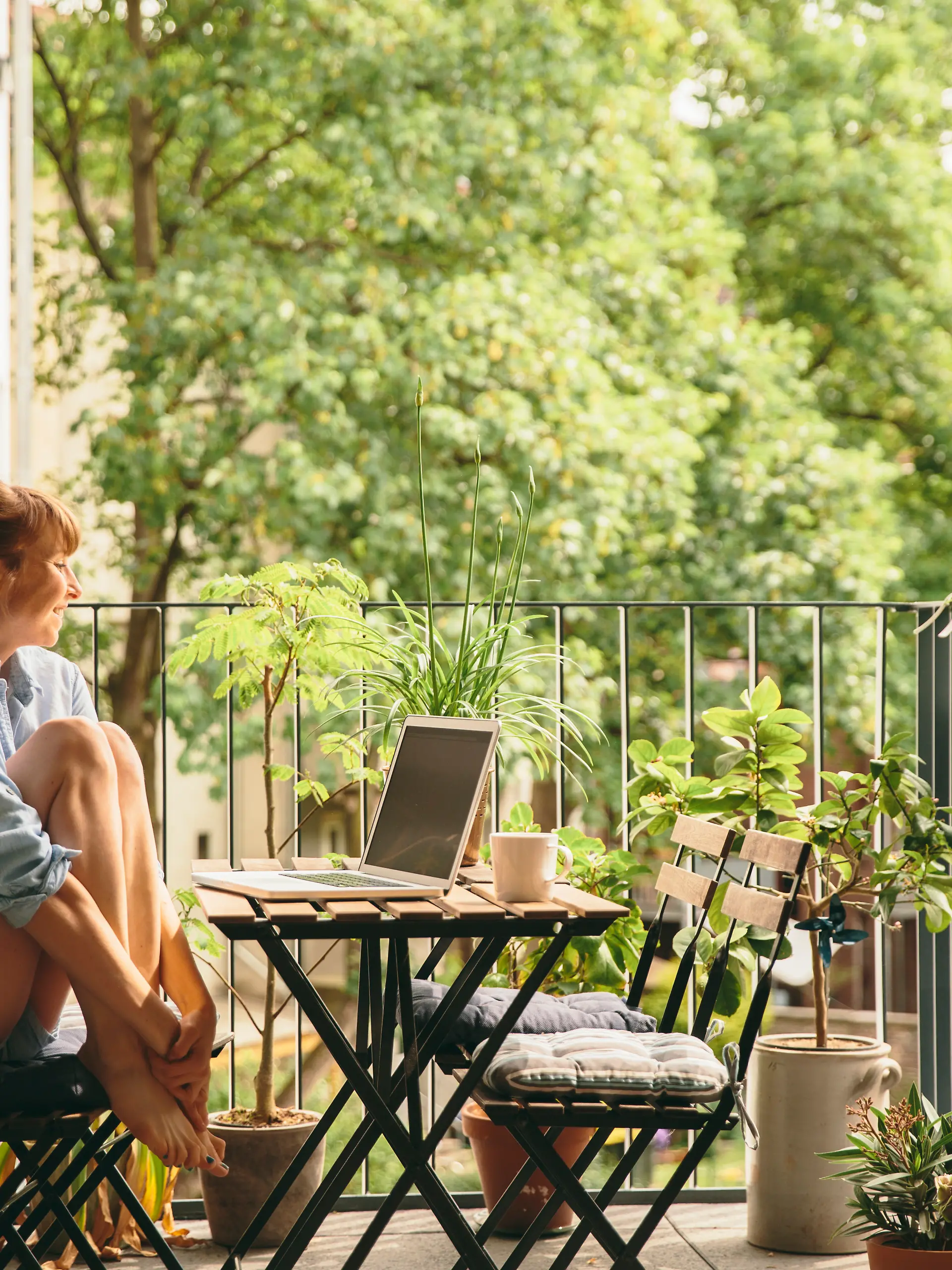 Frau sitzt auf dem Balkon 
