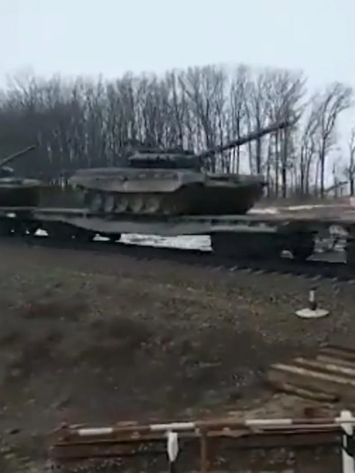 Es sind beängstigende Bilder, die derzeit in den sozialen Medien kursieren: Ein Zug mit vermeintlich schwerem Kriegsgerät - darunter unter anderem T 72 Kampfpanzer - rollt über die Gleise. Angeblich auf dem Weg in die Ukraine. Unser Verfizierungsteam hat sich die Aufnahme genauer angeschaut.