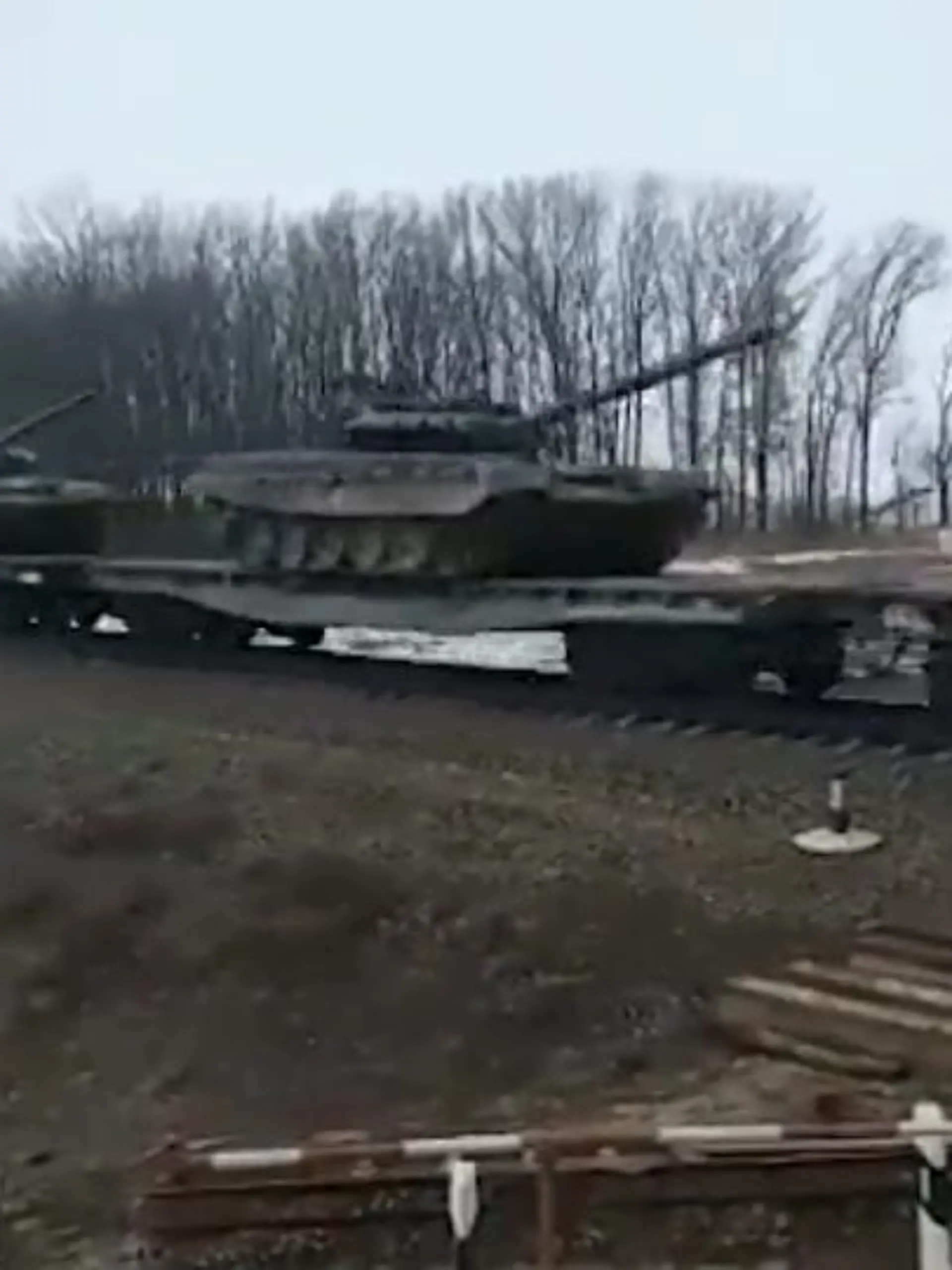 Es sind beängstigende Bilder, die derzeit in den sozialen Medien kursieren: Ein Zug mit vermeintlich schwerem Kriegsgerät - darunter unter anderem T 72 Kampfpanzer - rollt über die Gleise. Angeblich auf dem Weg in die Ukraine. Unser Verfizierungsteam hat sich die Aufnahme genauer angeschaut.