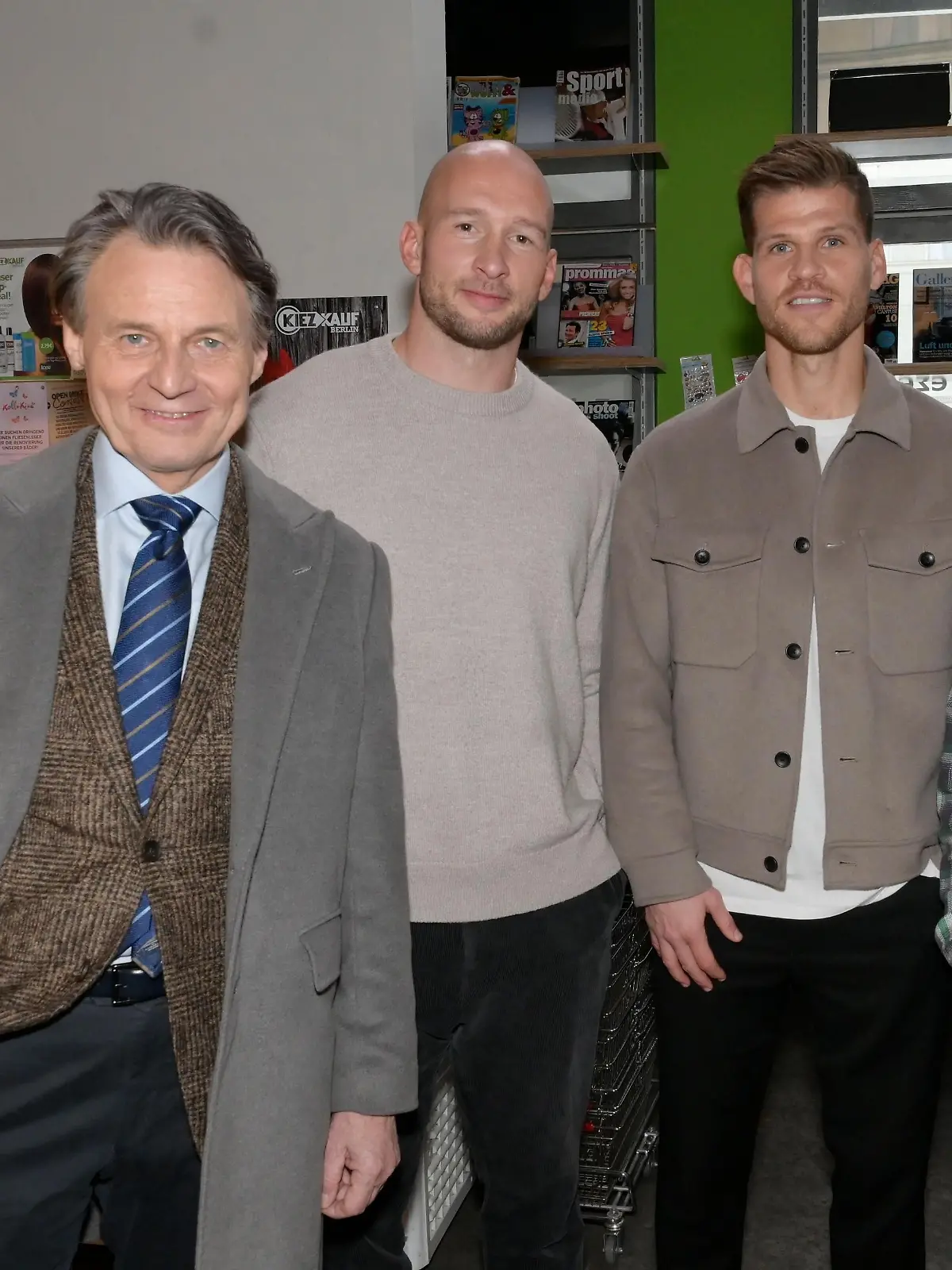 Wolfgang Bahro (spielt „Jo Gerner”, l.) und Lars Pape (spielt „Michael „Michi” Bode”) mit den HERTHA BSC-Spielern Toni Leistner (2.v.l.) und Florian Niederlechner - zu Gast bei GZSZ.