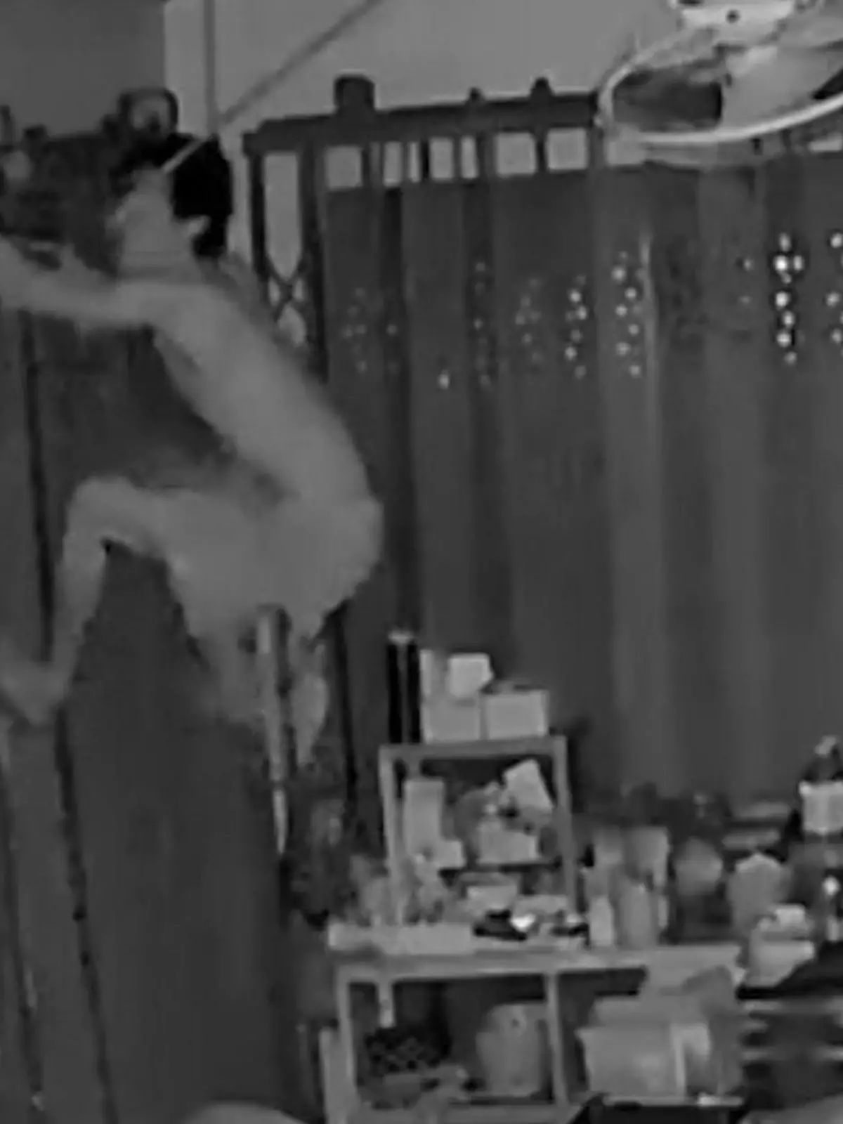 Als würde er an der Wand kleben! In Thailand geht der Videoüberwachungskamera eines Ladens ein wahrer Spider-Man ins Netz. Der Mann war zuvor in das Geschäft eingebrochen und hat die Kasse geplündert. Wir zeigen seine Flucht im Video.