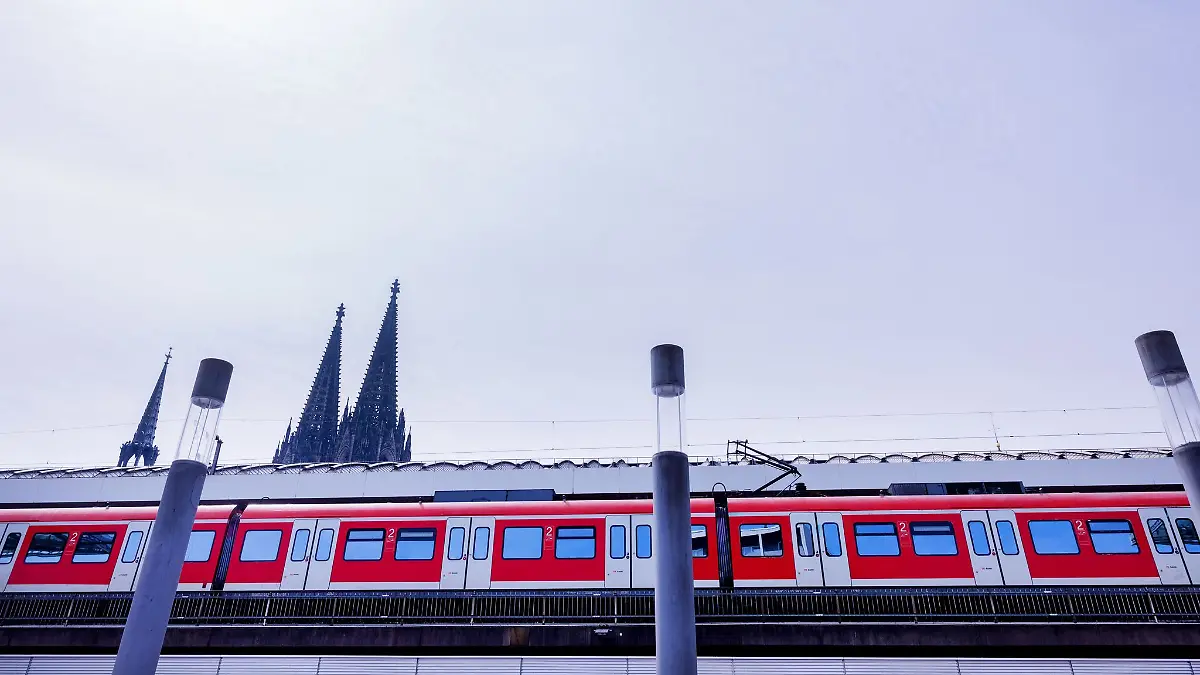 An Rosenmontag hat ein ehrlicher Finder in Köln einen Rucksack mit mehr als 12.800 Euro im örtlichen Fundbüro der Deutschen Bahn abgegeben. Darin wurden auch die Identitätspapiere des Besitzers gefunden.