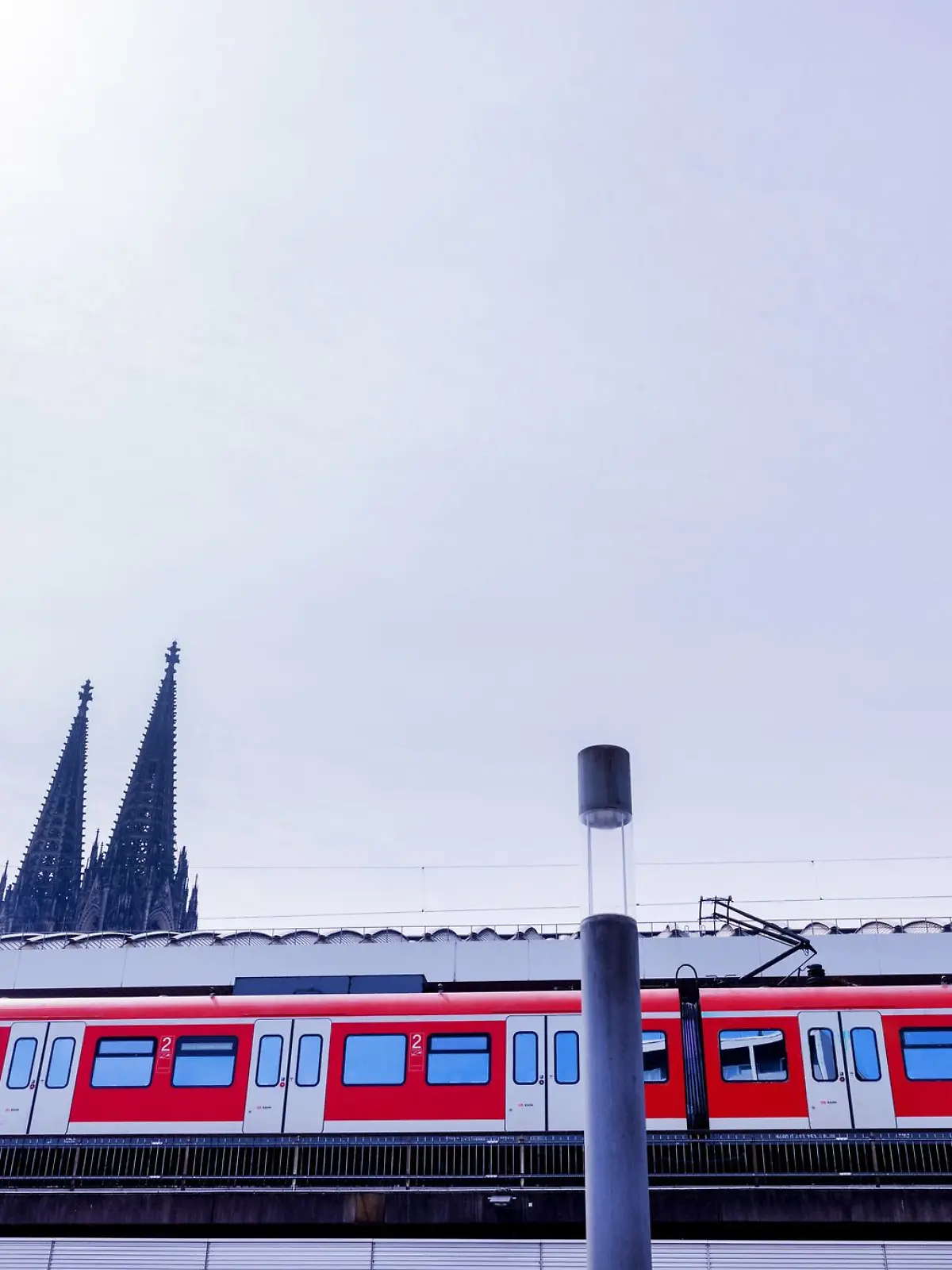 An Rosenmontag hat ein ehrlicher Finder in Köln einen Rucksack mit mehr als 12.800 Euro im örtlichen Fundbüro der Deutschen Bahn abgegeben. Darin wurden auch die Identitätspapiere des Besitzers gefunden.