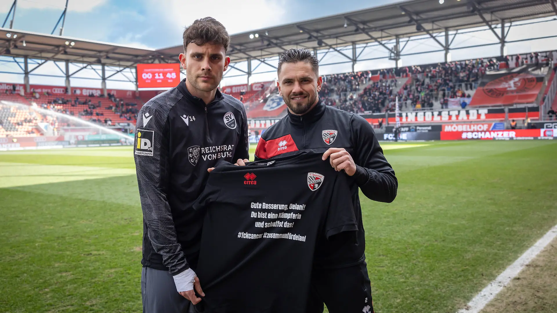 Sandhausens Lewald Jakob und Pascal Testroet (FC Ingolstadt) schicken Delani Diekmeier eine bewegende Botschaft.