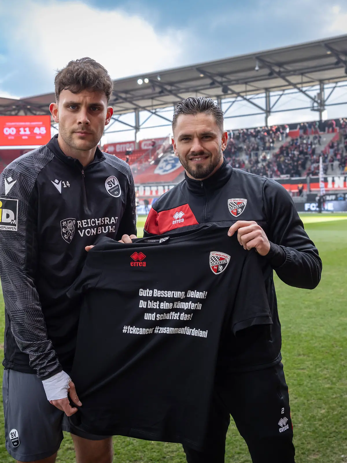 Sandhausens Lewald Jakob und Pascal Testroet (FC Ingolstadt) schicken Delani Diekmeier eine bewegende Botschaft. 