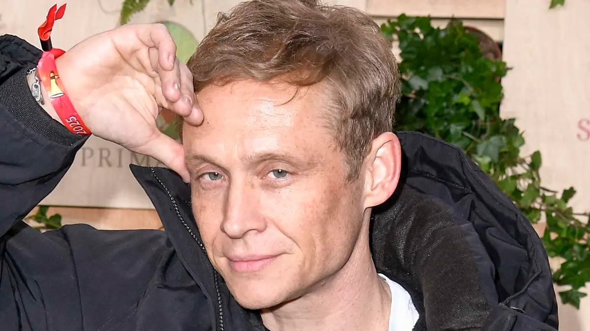 Matthias Schweighöfer posiert mit Hand neben den Augen bei der Berlinale 2025.