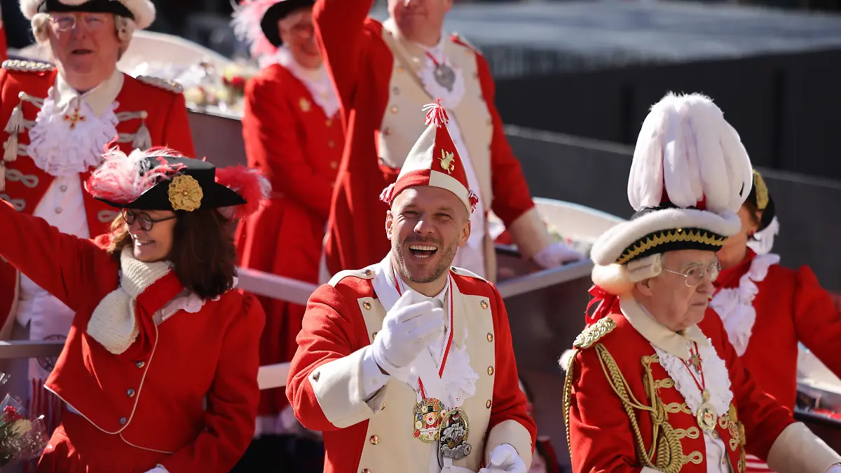 Lukas Podolski zeigt sich beim Rosenmomntagsumzug gut gelaunt.
