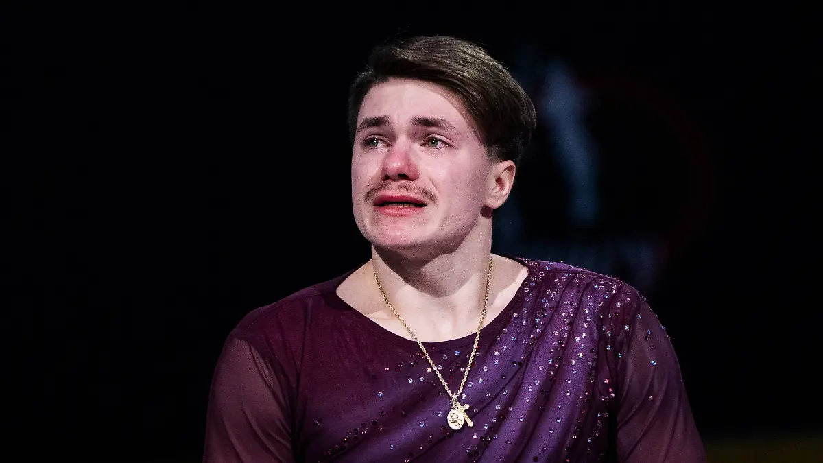 Maxim Naumov fließen die Tränen über das Gesicht.