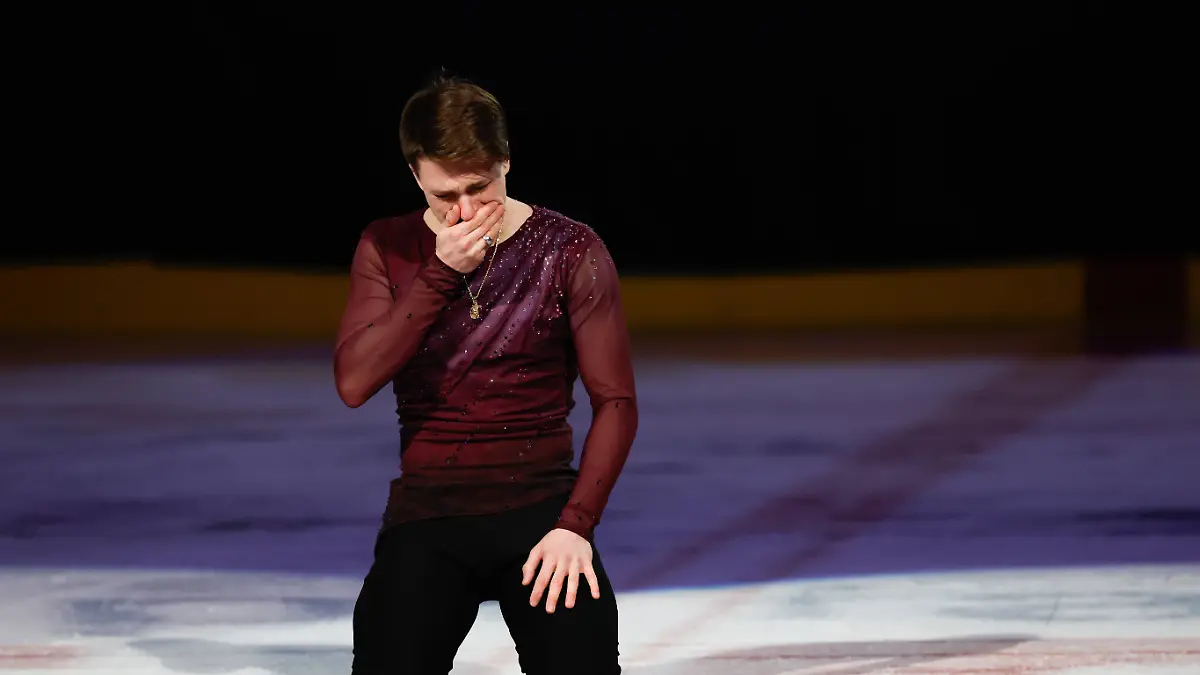 Maxim Naumov kniet voller Trauer auf dem Eis.