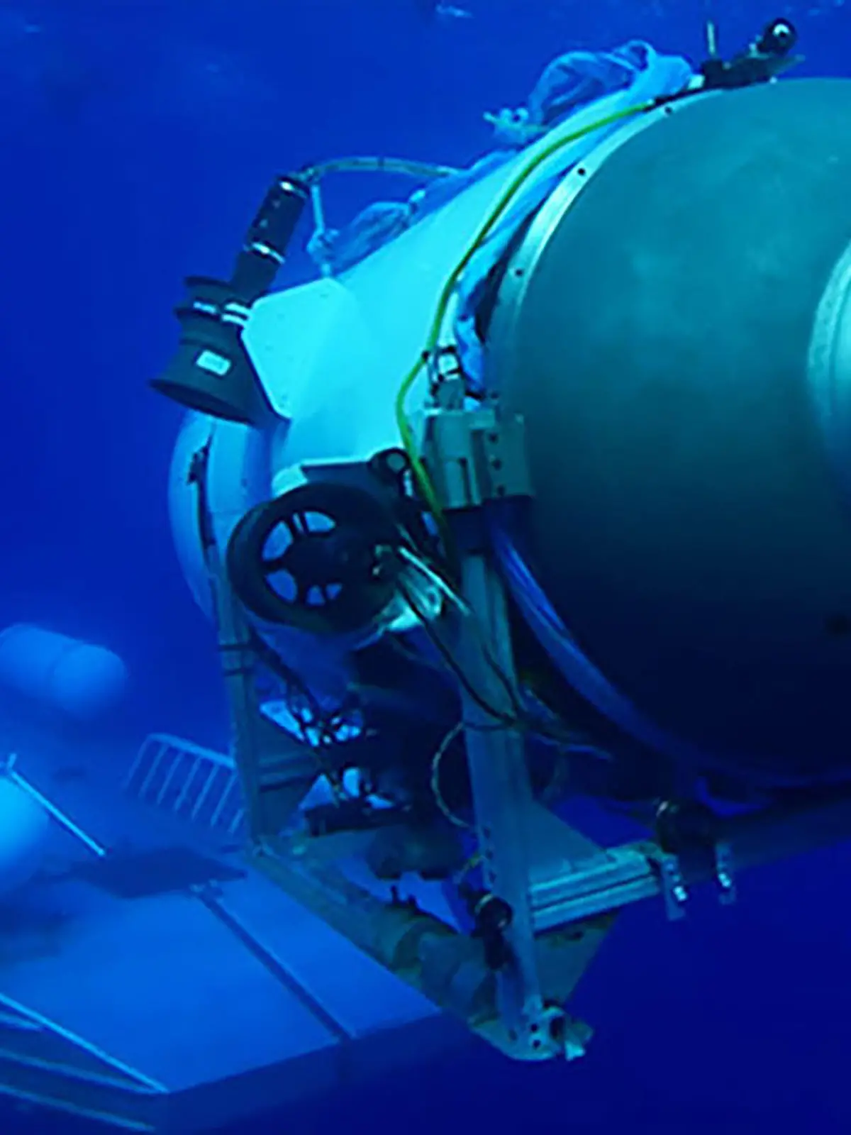 HANDOUT - 21.06.2023, ---: Dieses undatierte von OceanGate Expeditions herausgegebene Foto zeigt das Tauchboot «Titan», das von seiner Plattform aus startet. Das Gefährt wird seit Sonntagvormittag (18.06.2023, Ortszeit) vermisst. Etwa eine Stunde und 45 Minuten nach Beginn des Tauchgangs, der rund sieben Stunden dauern sollte, riss der Kontakt zum Begleitboot «Polar Prince» ab. Foto: Oceangate Expeditions/PA Media/dpa - ACHTUNG: Nur zur redaktionellen Verwendung im Zusammenhang mit der aktuellen Berichterstattung und nur mit vollständiger Nennung des vorstehenden Credits +++ dpa-Bildfunk +++