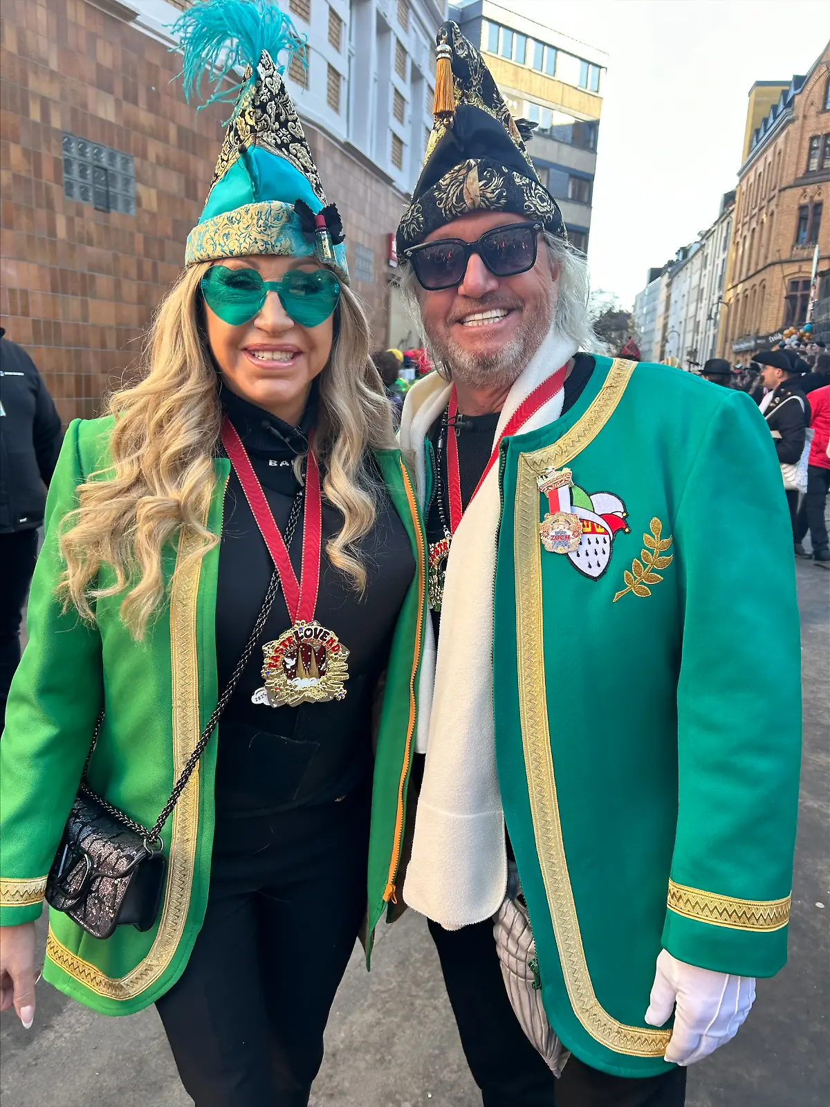 Carmen und Robert Geiss machen den Rosenmontagszug in Köln unsicher. 