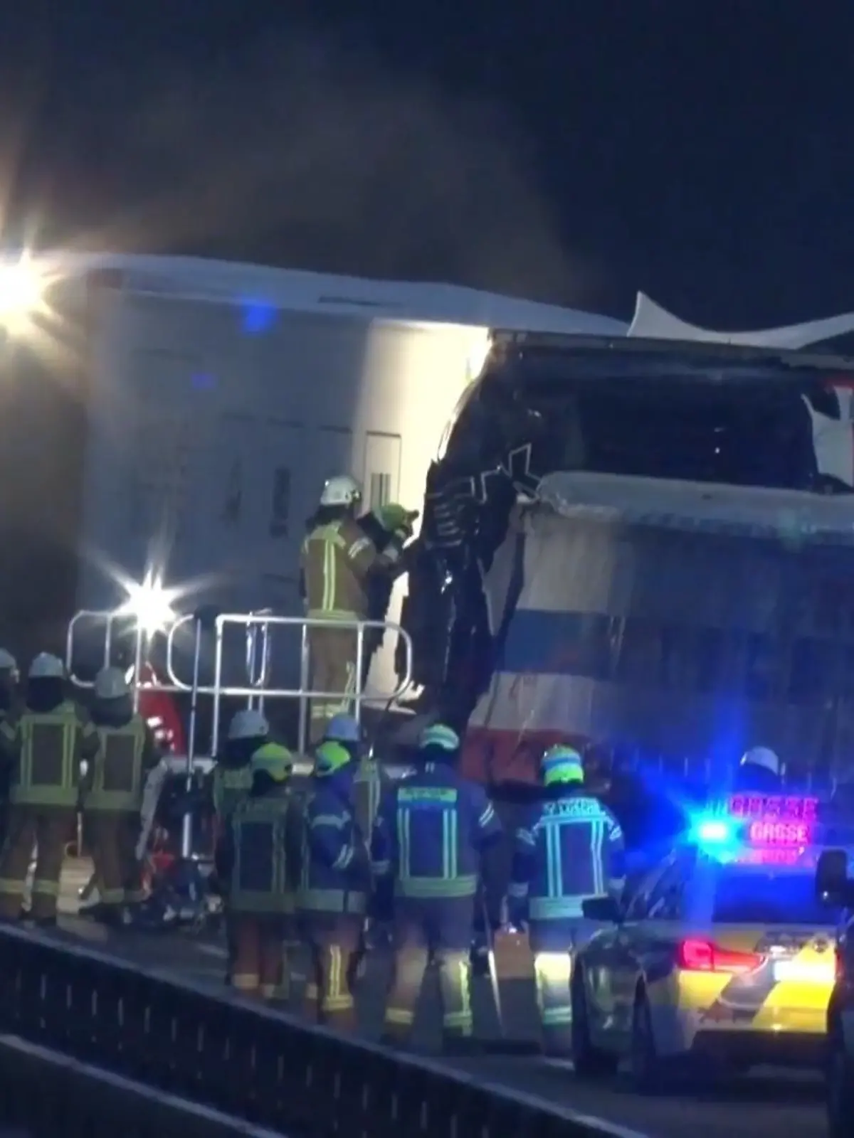 Bild zu: "Drei Tote bei Massen-Crash auf A1"