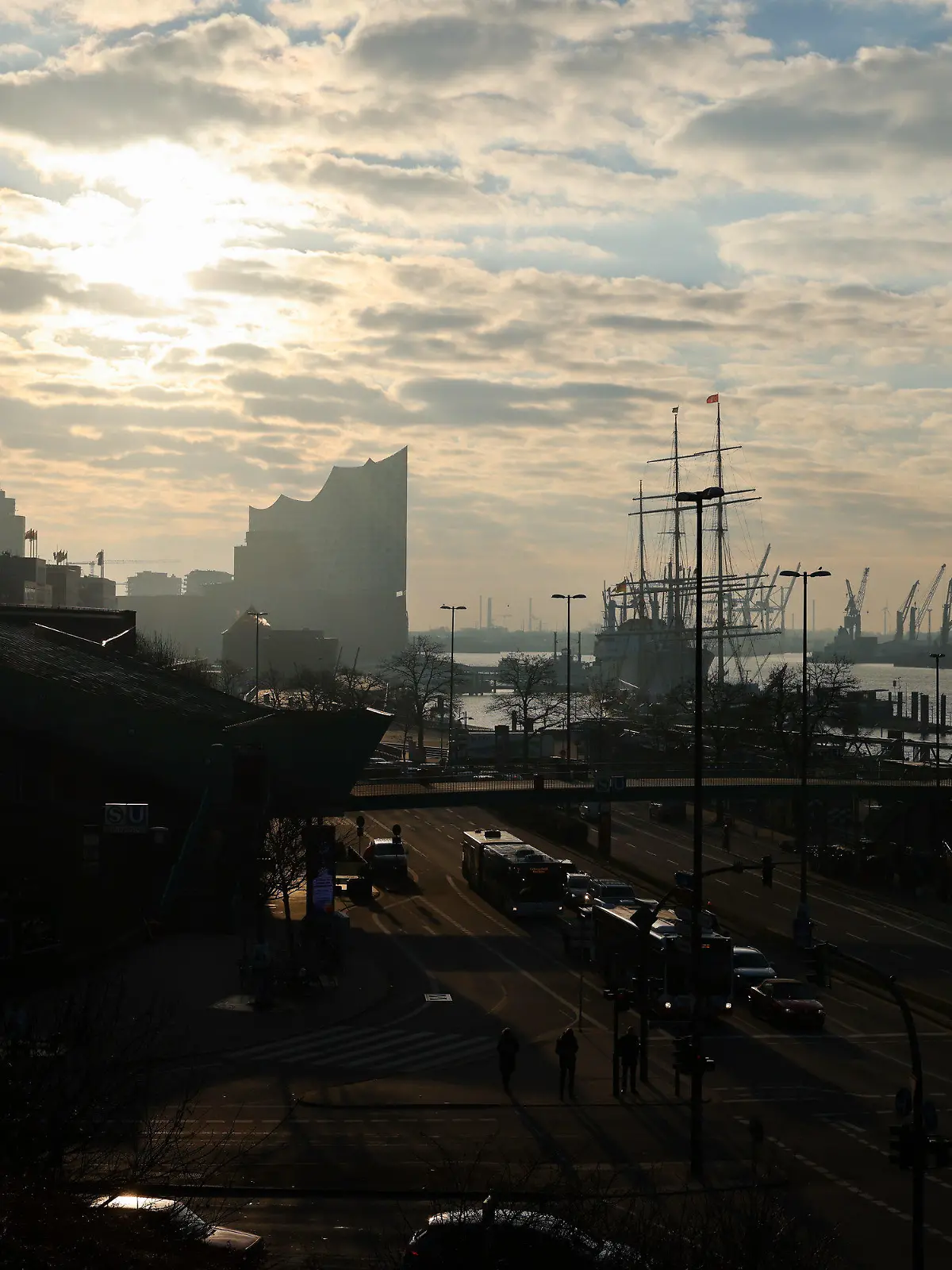 03.03.2025, Hamburg: Blick über die Landungsbrücken auf die Hafencity mit der markanten Silhouette der Elbphilharmonie. Foto: Christian Charisius/dpa +++ dpa-Bildfunk +++