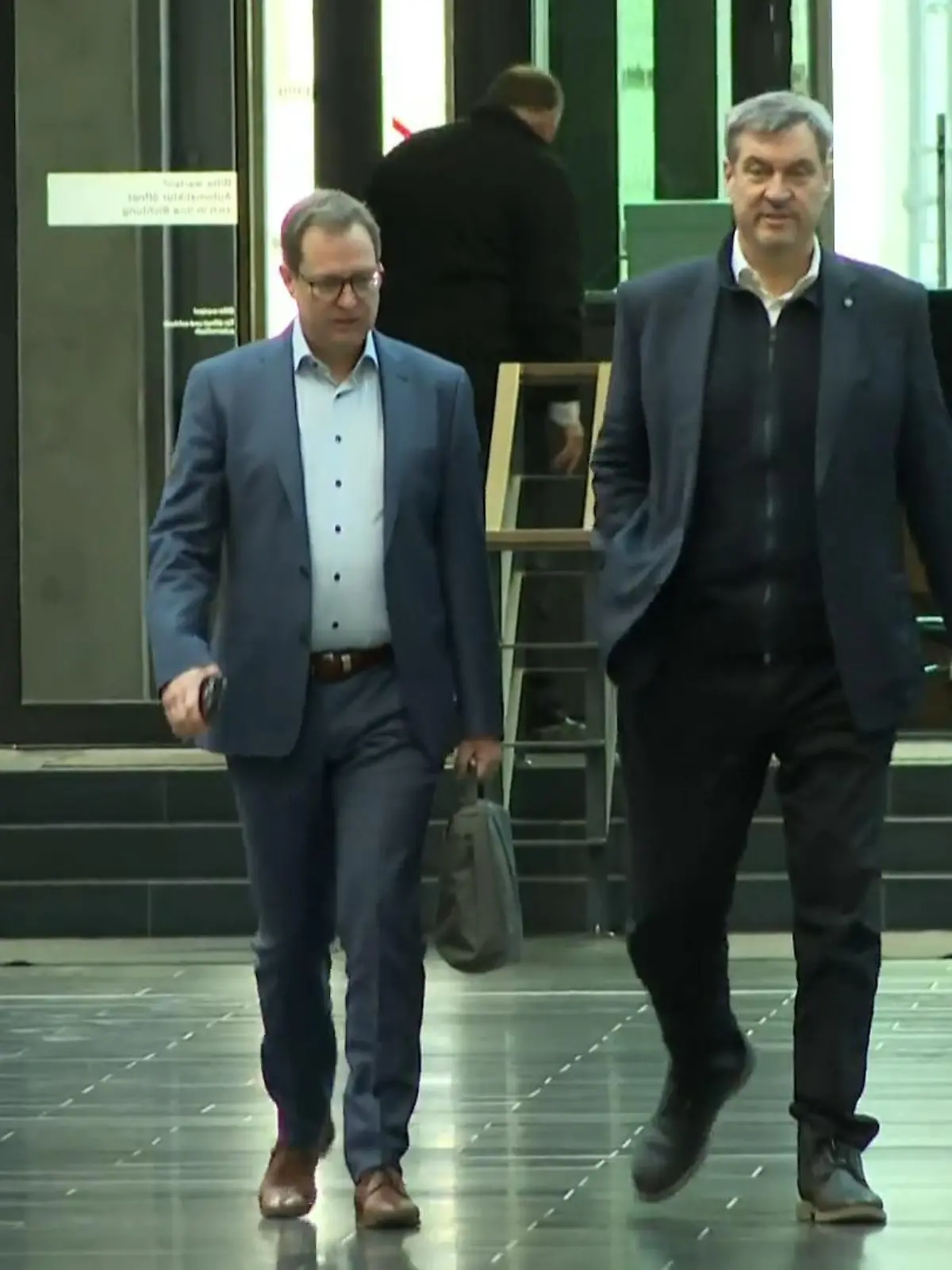 Bild zu: "CSU-Chef humpelt zu Sondierungsgesprächen"