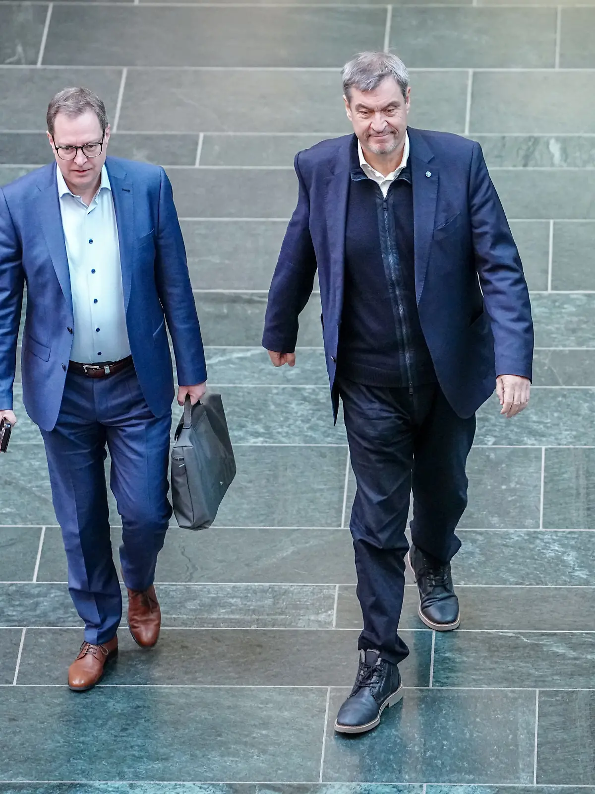 Bild zu: "CSU-Chef humpelt zu Sondierungsgesprächen"