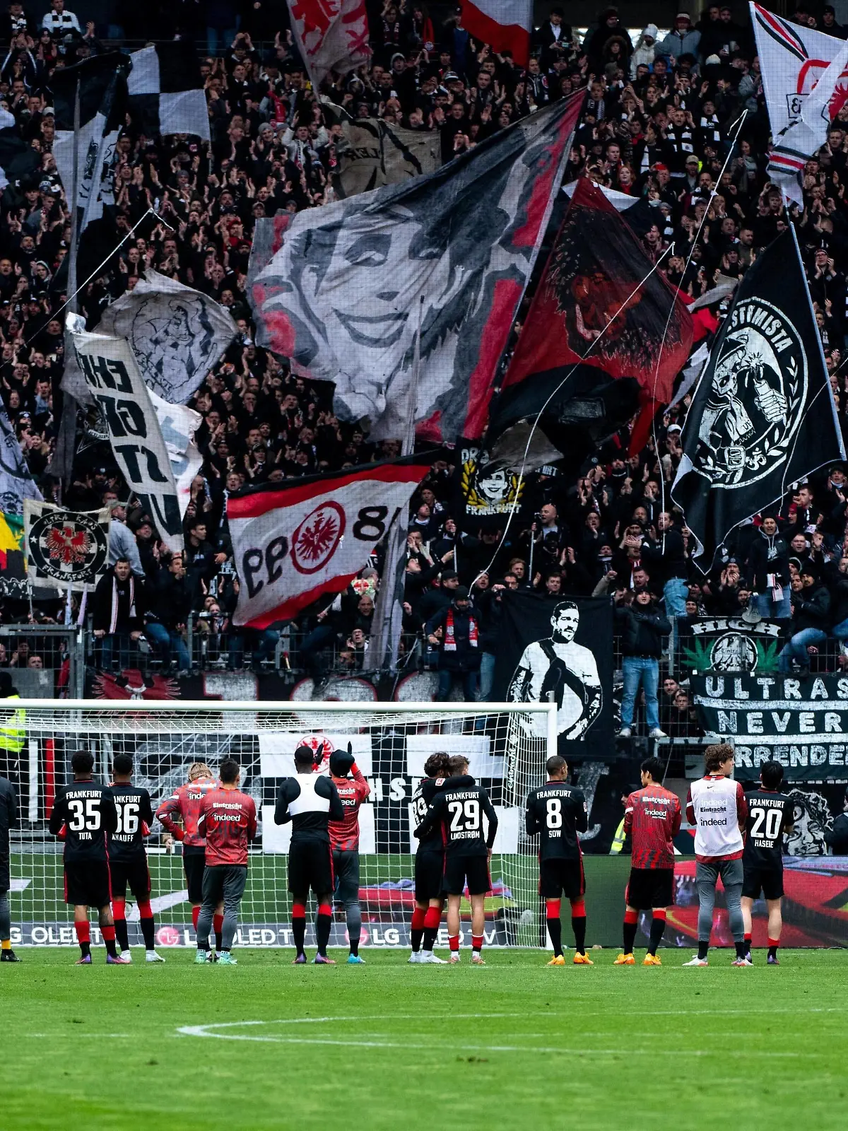  Tuta Eintracht Frankfurt 35, Ansgar Knauff Eintracht Frankfurt 36, Jesper Lindstroem Eintracht Frankfurt 29, Makoto Hasebe Eintracht Frankfurt 20, Sebastian Rode Eintracht Frankfurt 17 und Team bedanken sich bei den Fans, SG Eintracht Frankfurt vs. SpVgg Greuther Fuerth, 1. Fussball Bundesliga, 28. Spieltag, Spielzeit 2021/2022, 02.04.2022 DFB/DFL regulations prohibit any use of photographs as image sequences and/or quasi-video SG Eintracht Frankfurt vs. SpVgg Greuther Fuerth, 1. Fussball Bundesliga, 28. Spieltag, Spielzeit 2021/2022, 02.04.2022 *** Tuta Eintracht Frankfurt 35 , Ansgar Knauff Eintracht Frankfurt 36 , Jesper Lindstroem Eintracht Frankfurt 29 , Makoto Hasebe Eintracht Frankfurt 20 , Sebastian Rode Eintracht Frankfurt 17 and team thank the fans, SG Eintracht Frankfurt vs SpVgg Greuther Fuerth, 1 Football Bundesliga, 28 Spieltag, Spielzeit 2021 2022, 02 04 2022 DFB DFL regulations prohibit any use of photographs as image sequences and or quasi video SG Eintracht Frankfurt vs SpVgg Greuther Fuerth, 1 Football Bundesliga, 28 Spieltag, Spielzeit 2021 2022, 02 04 2022 Copyright: xEibner/Memmlerx EP_MMR