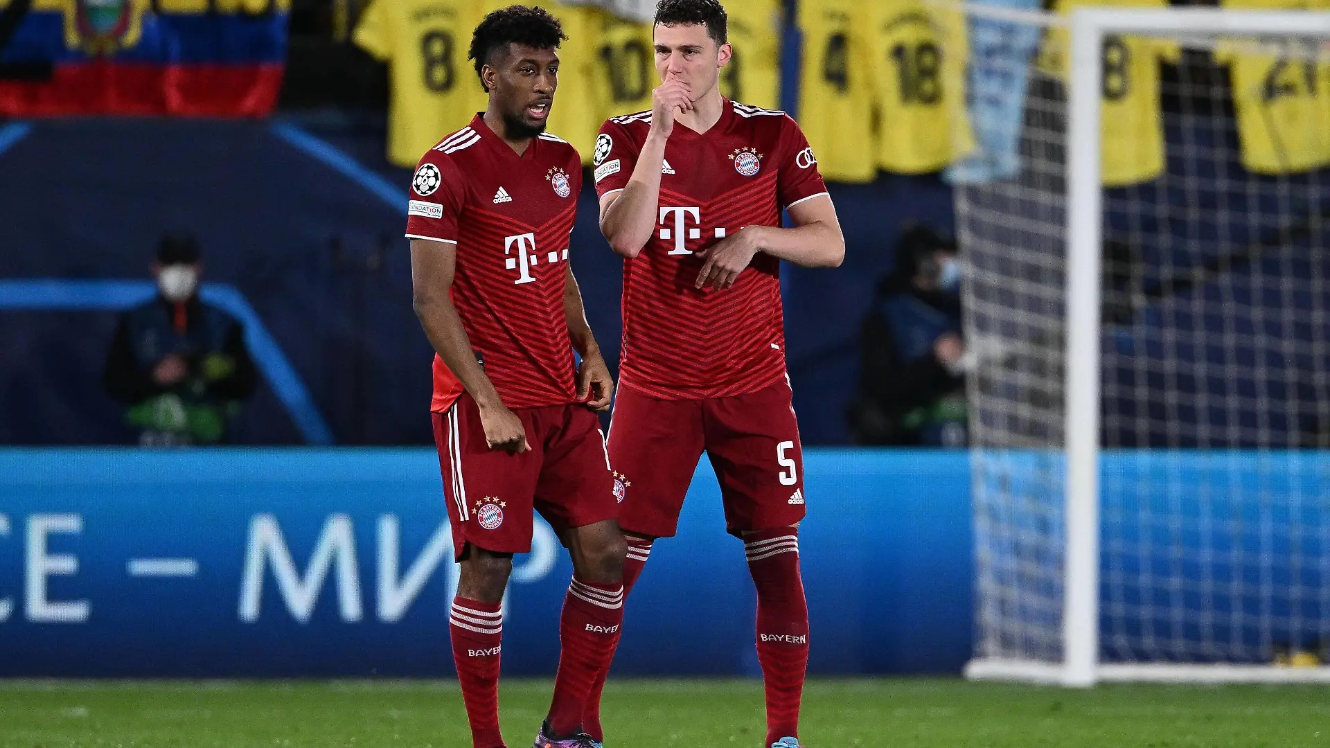  l-r: Kingsley Coman 11 FC Bayern Muenchen und Benjamin Pavard 5 FC Bayern Muenchen besprechen sich, FC Villarreal vs. FC Bayern Muenchen, Champions League, Viertelfinale Hinspiel, 06.04.2022 Villarreal Villarreal Spanien *** l r Kingsley Coman 11 FC Bayern Muenchen and Benjamin Pavard 5 FC Bayern Muenchen discuss, FC Villarreal vs FC Bayern Muenchen, Champions League, quarterfinal first leg, 06 04 2022 Villarreal Villarreal Spain Copyright: xkolbert-press/MarcxNiemeyerx