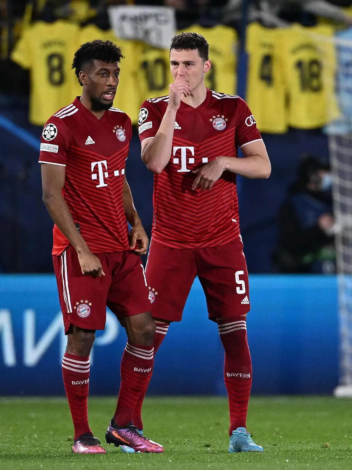  l-r: Kingsley Coman 11 FC Bayern Muenchen und Benjamin Pavard 5 FC Bayern Muenchen besprechen sich, FC Villarreal vs. FC Bayern Muenchen, Champions League, Viertelfinale Hinspiel, 06.04.2022 Villarreal Villarreal Spanien *** l r Kingsley Coman 11 FC Bayern Muenchen and Benjamin Pavard 5 FC Bayern Muenchen discuss, FC Villarreal vs FC Bayern Muenchen, Champions League, quarterfinal first leg, 06 04 2022 Villarreal Villarreal Spain Copyright: xkolbert-press/MarcxNiemeyerx