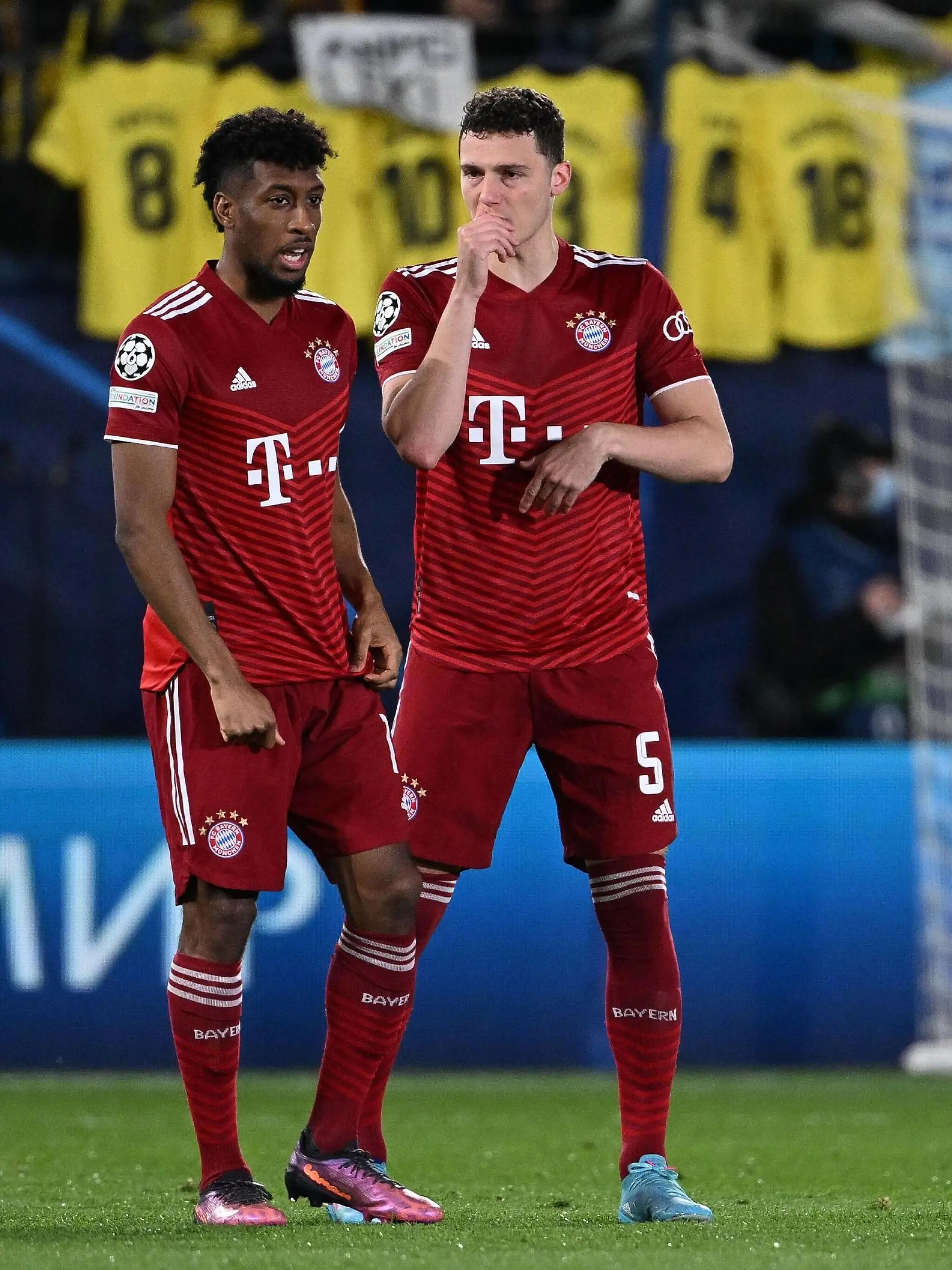  l-r: Kingsley Coman 11 FC Bayern Muenchen und Benjamin Pavard 5 FC Bayern Muenchen besprechen sich, FC Villarreal vs. FC Bayern Muenchen, Champions League, Viertelfinale Hinspiel, 06.04.2022 Villarreal Villarreal Spanien *** l r Kingsley Coman 11 FC Bayern Muenchen and Benjamin Pavard 5 FC Bayern Muenchen discuss, FC Villarreal vs FC Bayern Muenchen, Champions League, quarterfinal first leg, 06 04 2022 Villarreal Villarreal Spain Copyright: xkolbert-press/MarcxNiemeyerx