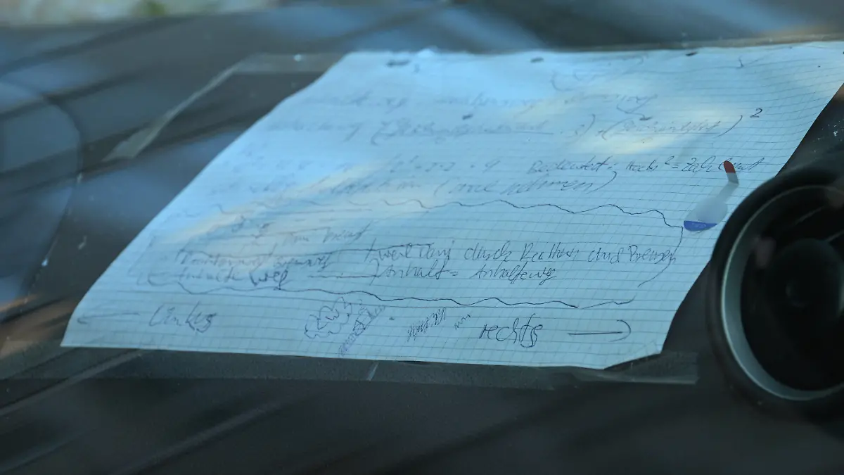 03.03.2025, Baden-Württemberg, Mannheim: Ein Zettel mit handschriftlichen Notizen klebt auf dem Armaturenbrett eines beschädigten Fahrzeugs, das an einer Zufahrt zur Rheinbrücke steht. Nach einem Vorfall mit einem Auto in der Mannheimer Innenstadt mit mindestens zwei Toten und mehreren Verletzten ist der mutmaßliche Fahrer nach Polizeiangaben festgenommen worden. Nach Polizeiangaben war ein Fahrzeug in eine Menschenmenge gefahren.